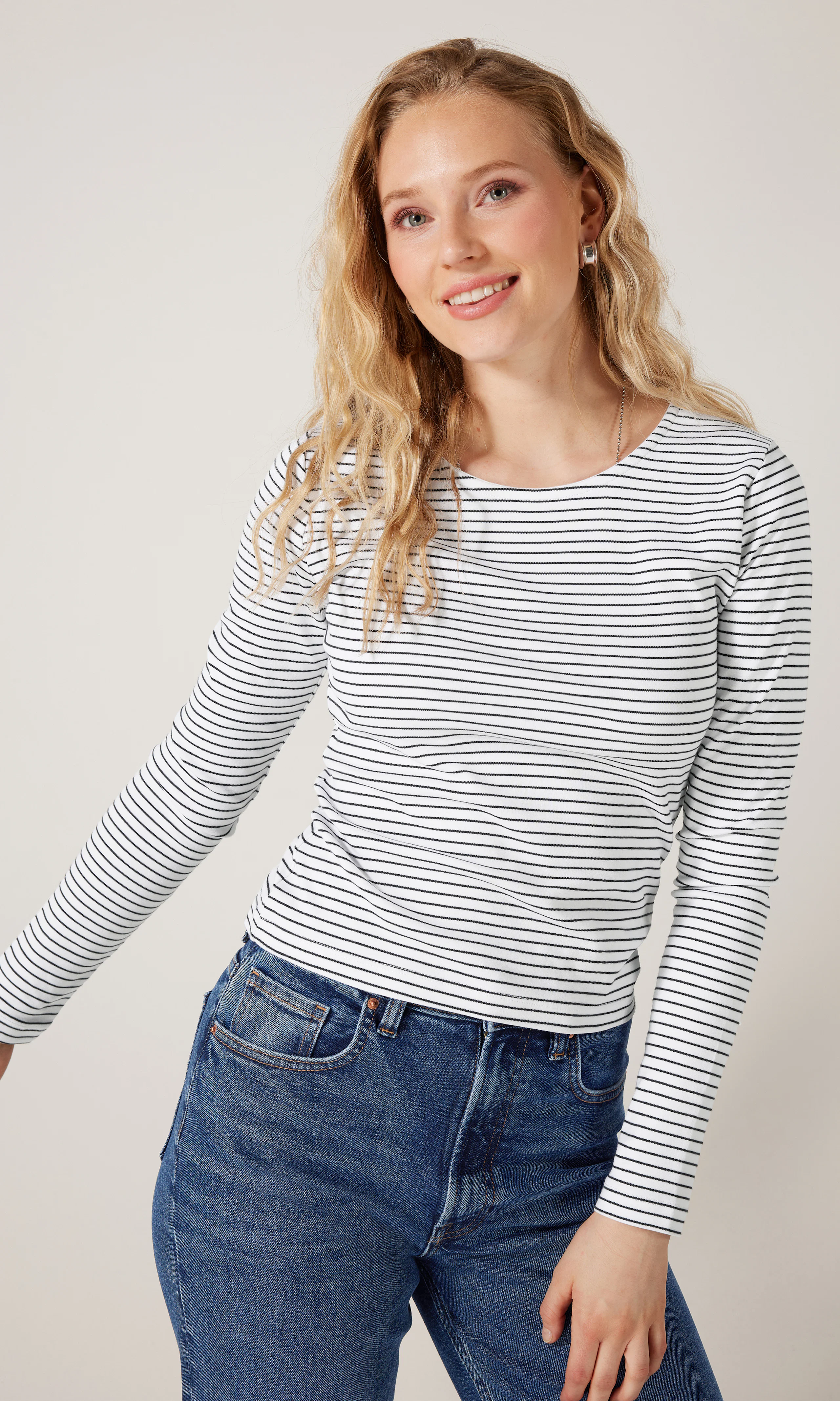 Slim Pitkähihainen. Front. Model.