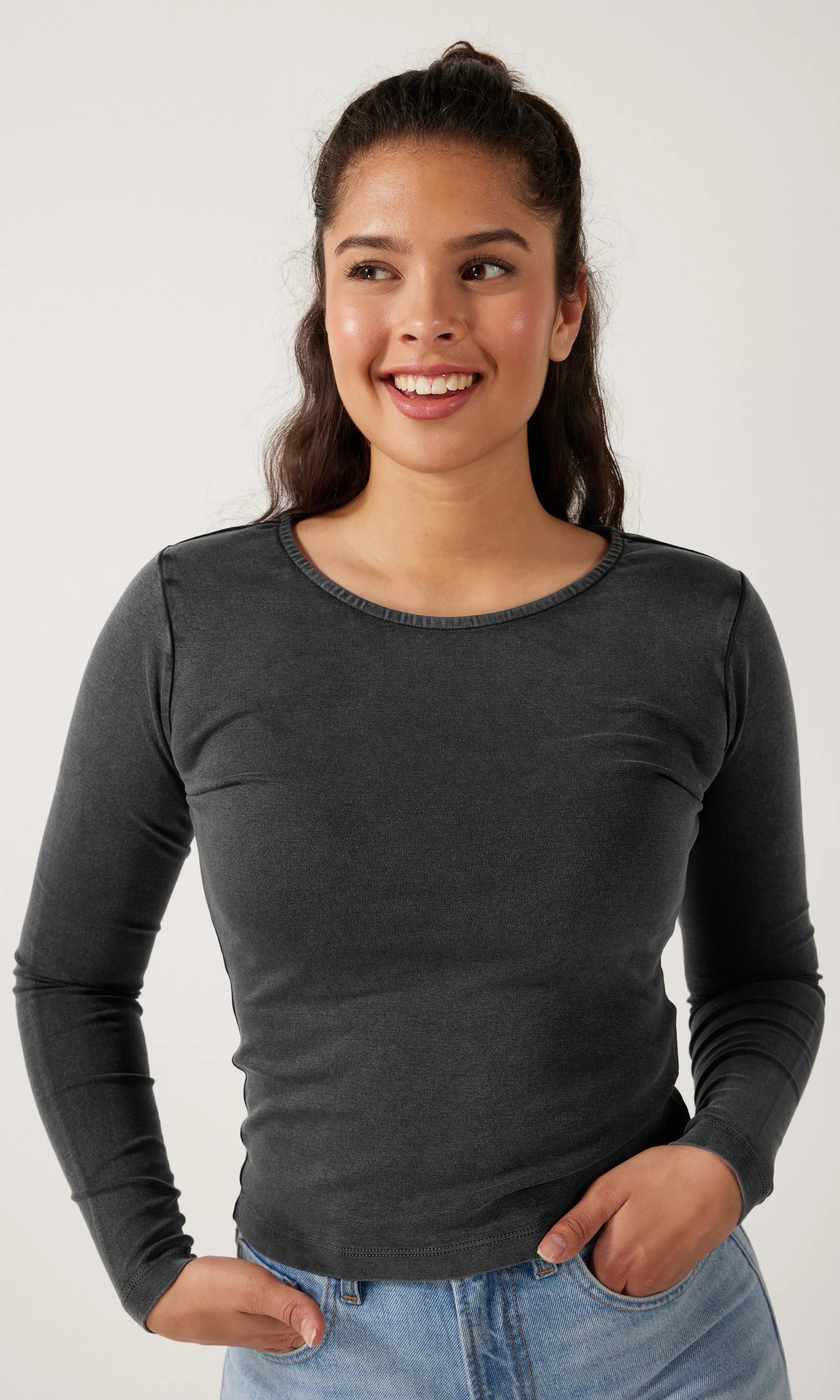 Slim Long Sleeve. Detail 1. Model.