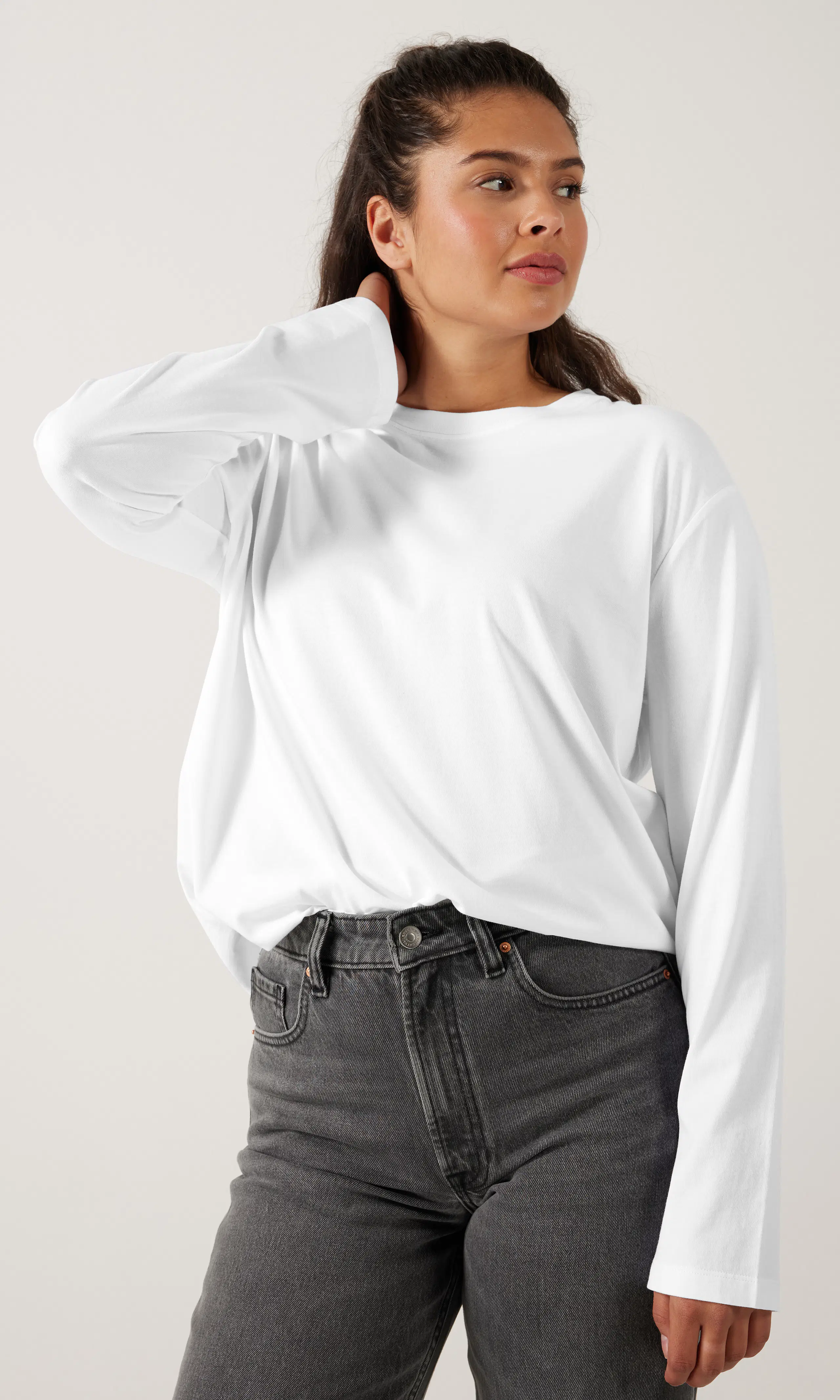 Loose Pitkähihainen. Front. Model.