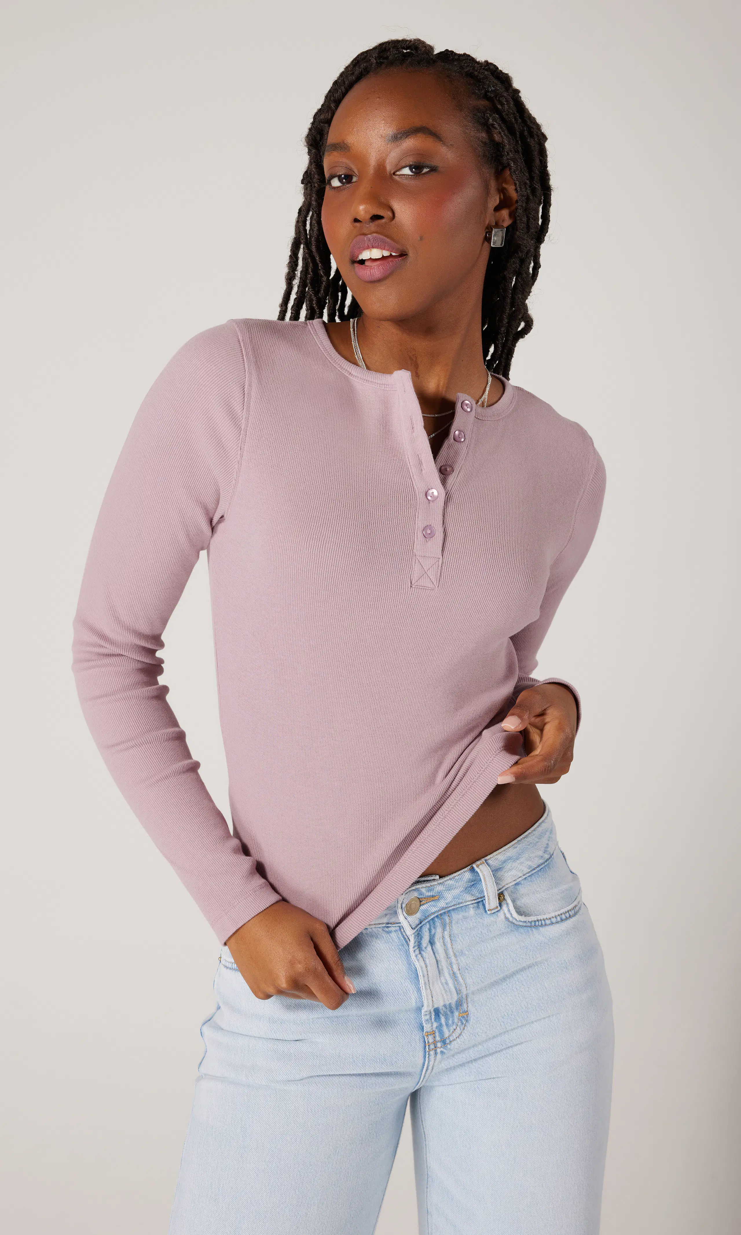 Slim Henley. Front 1. Model.