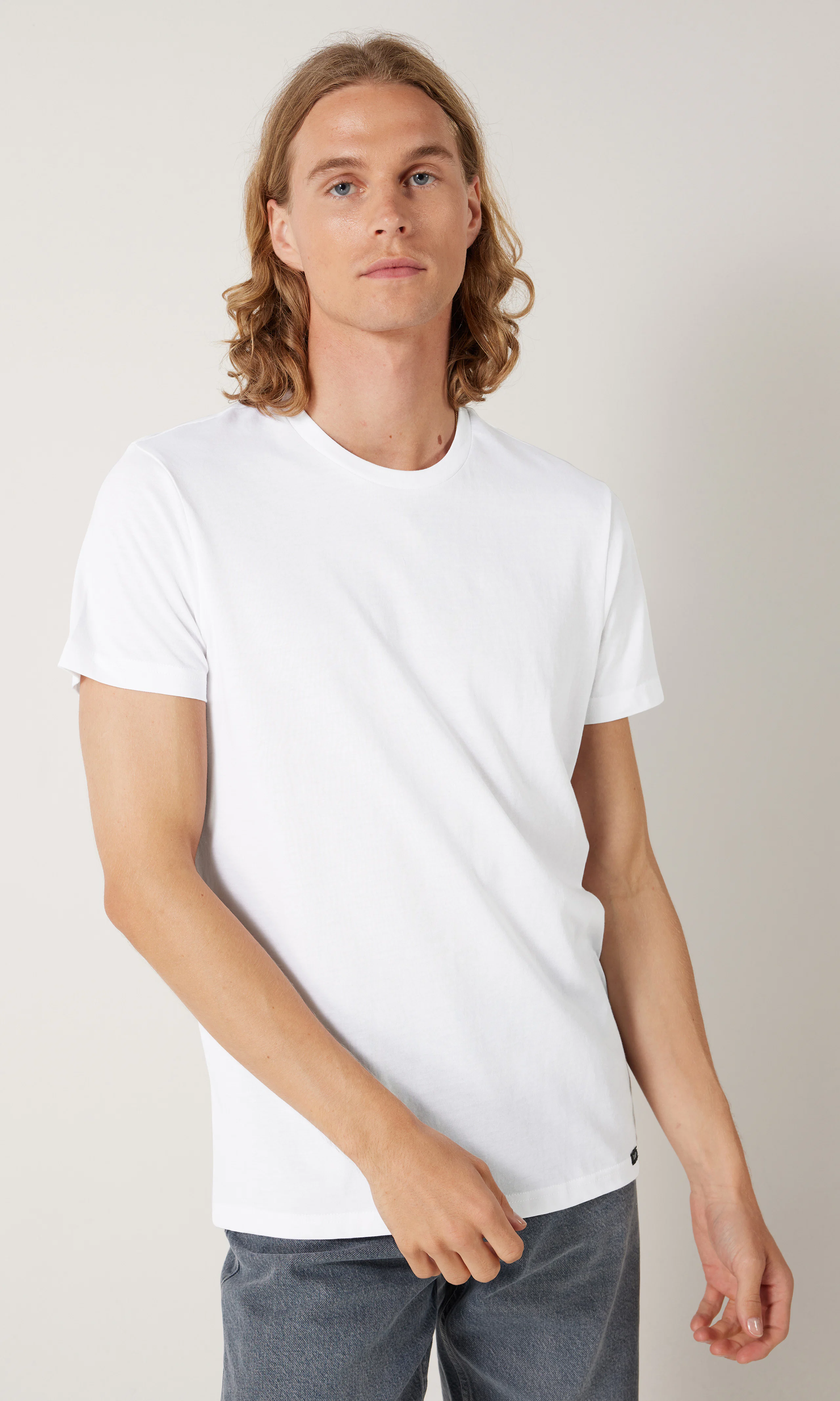 Twin Pack Crew Musta + Valkoinen T-Paita. Front. Model.