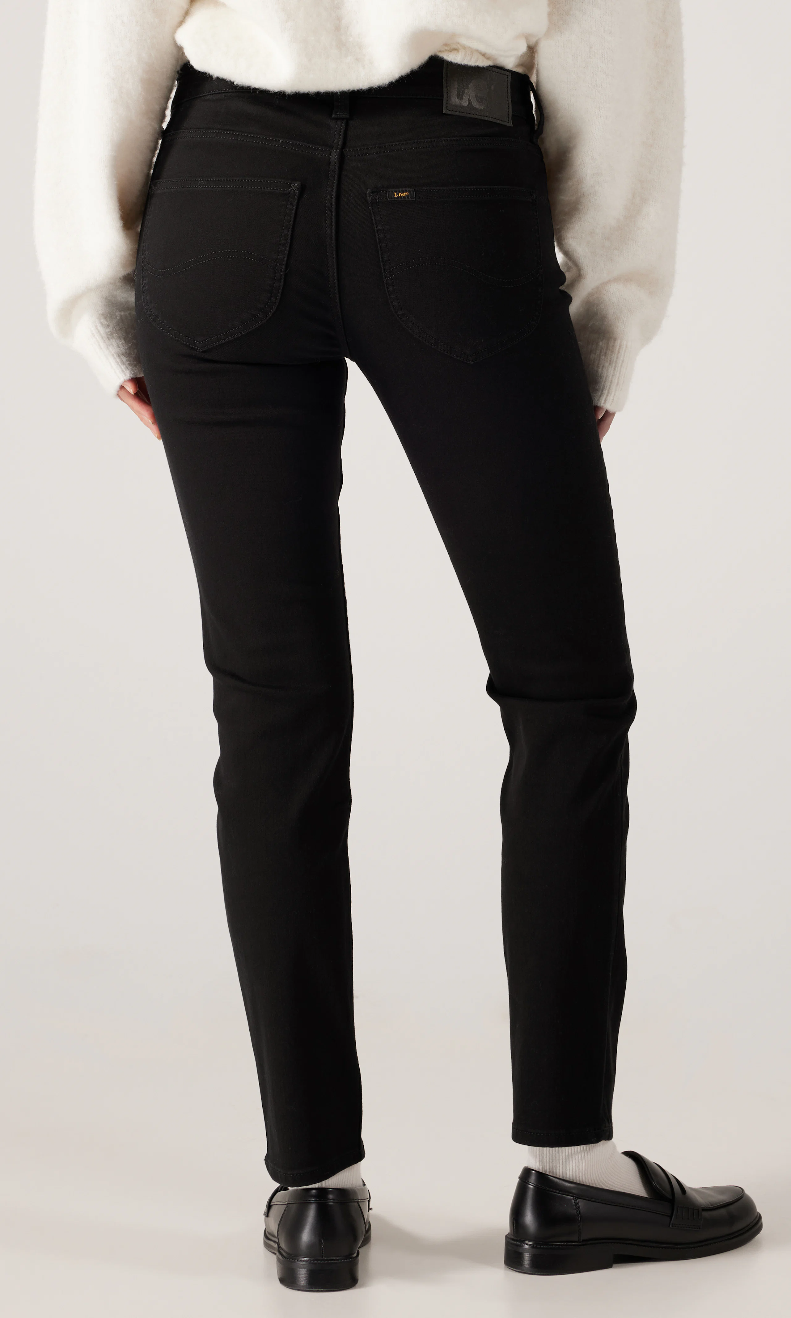 Elly Svarta Jeans. Back. Model.