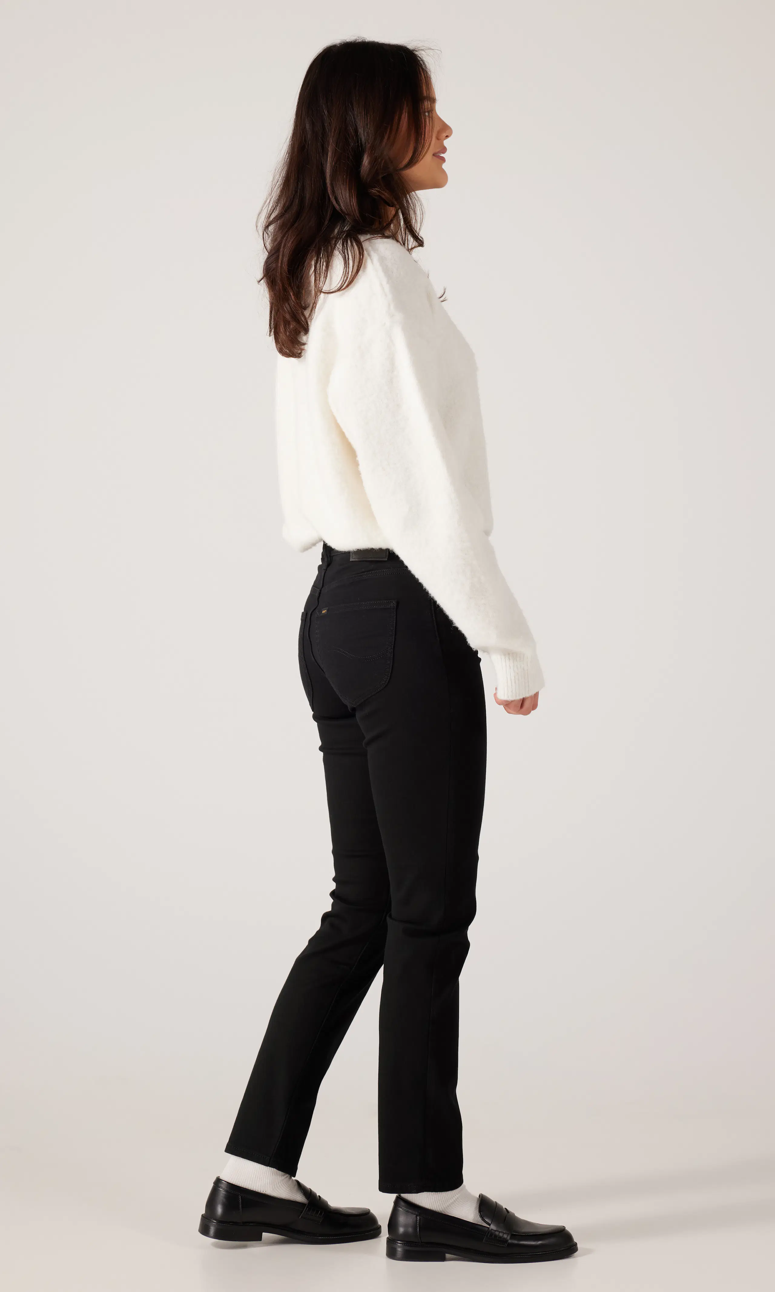 Elly Svarta Jeans. Front 2. Model.