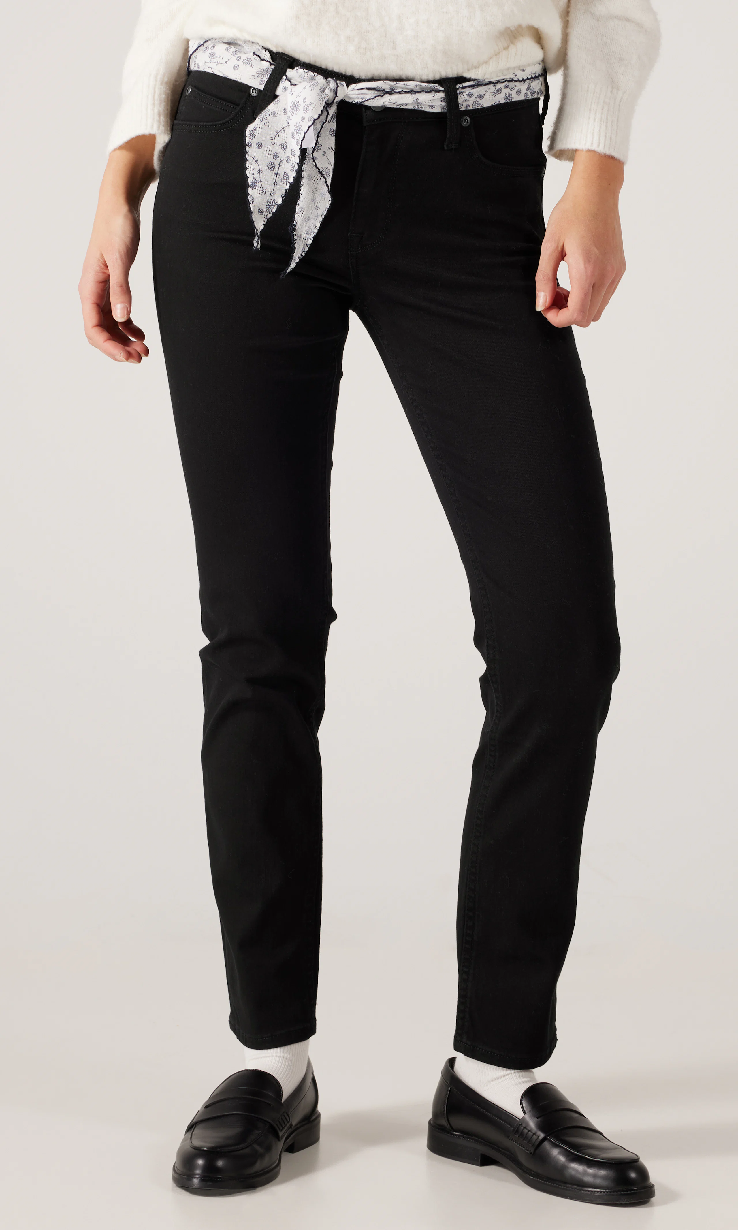 Elly Svarta Jeans. Front. Model.