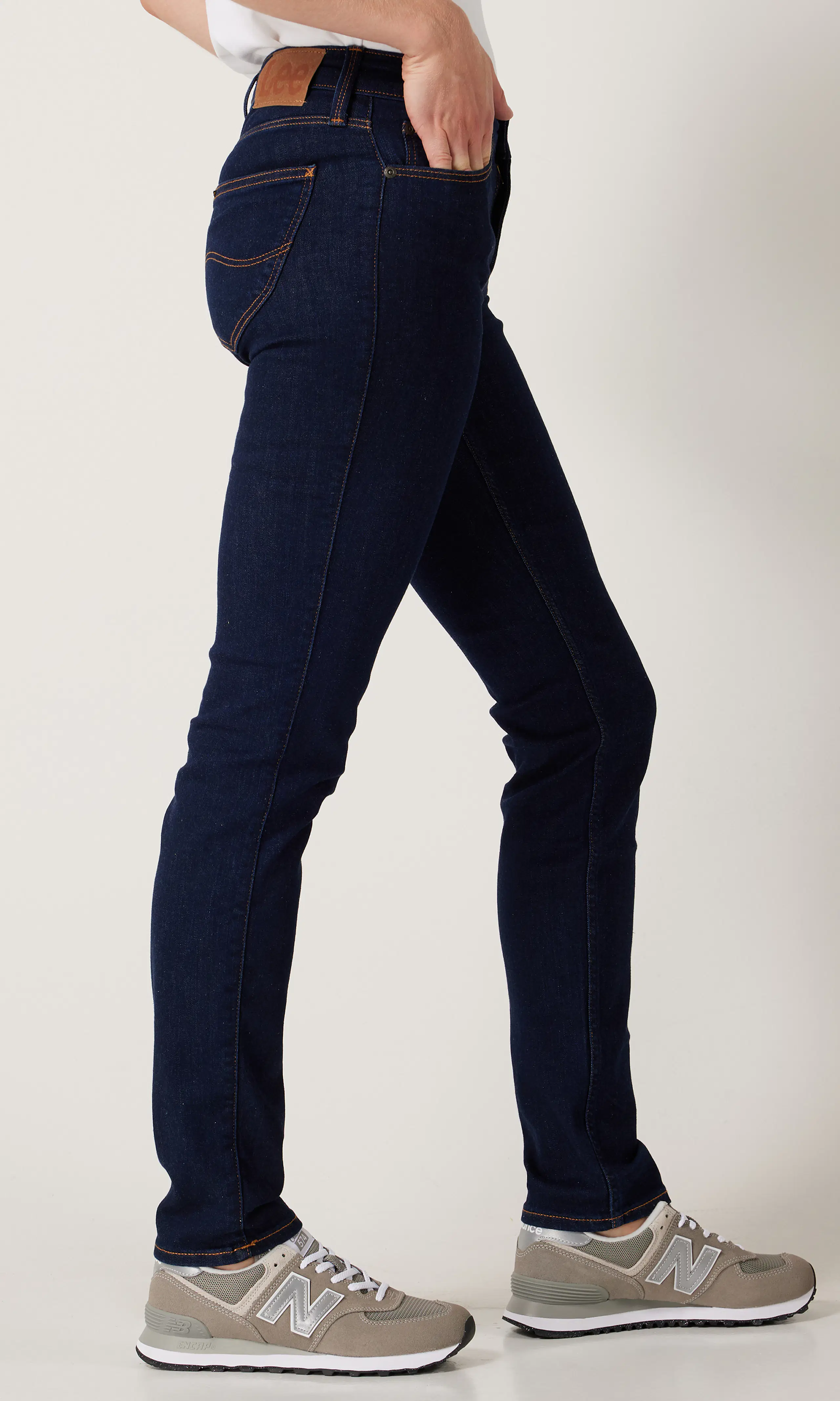 Elly Mørk Blå Jeans. Front 1. Model.