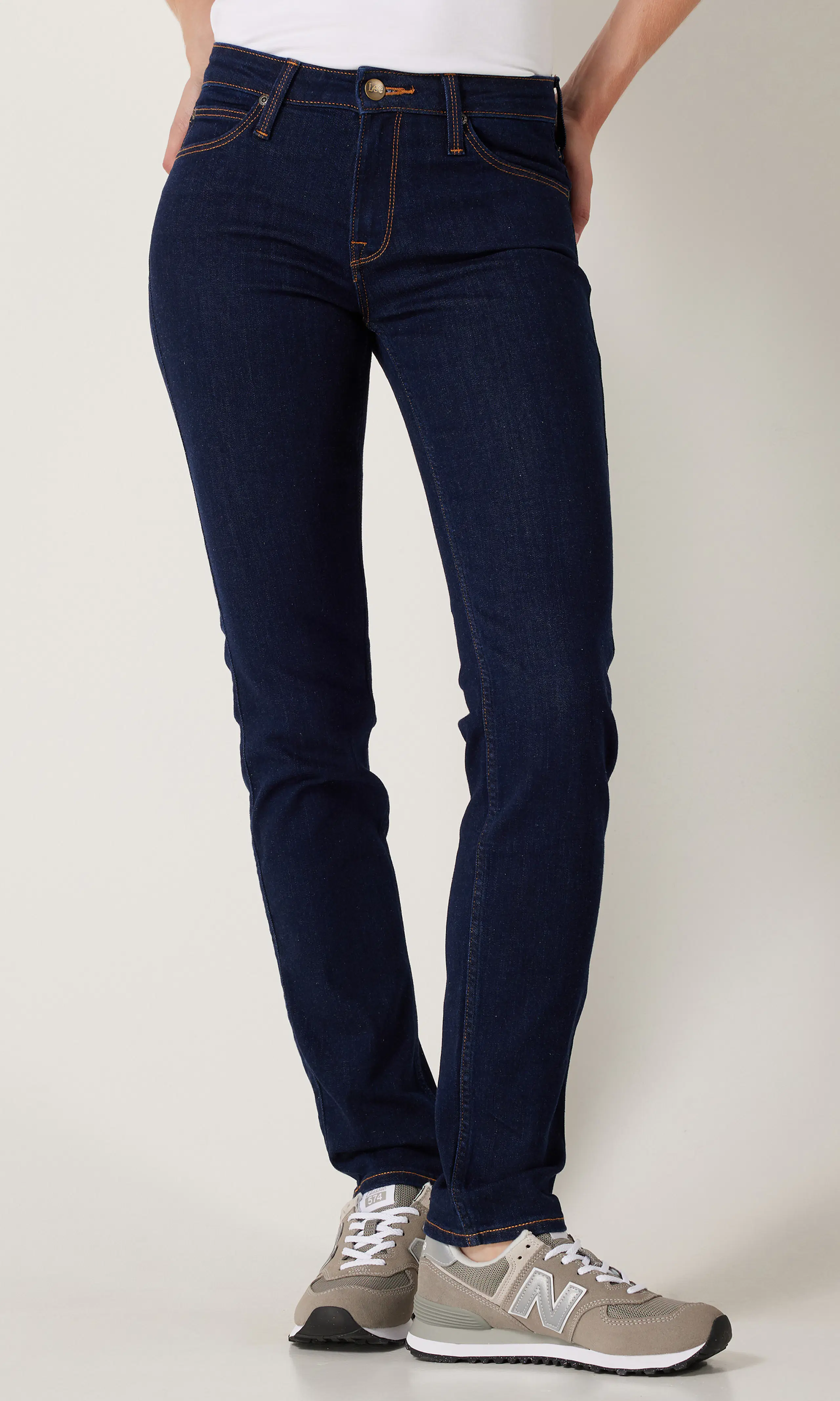 Elly Mørk Blå Jeans. Front. Model.