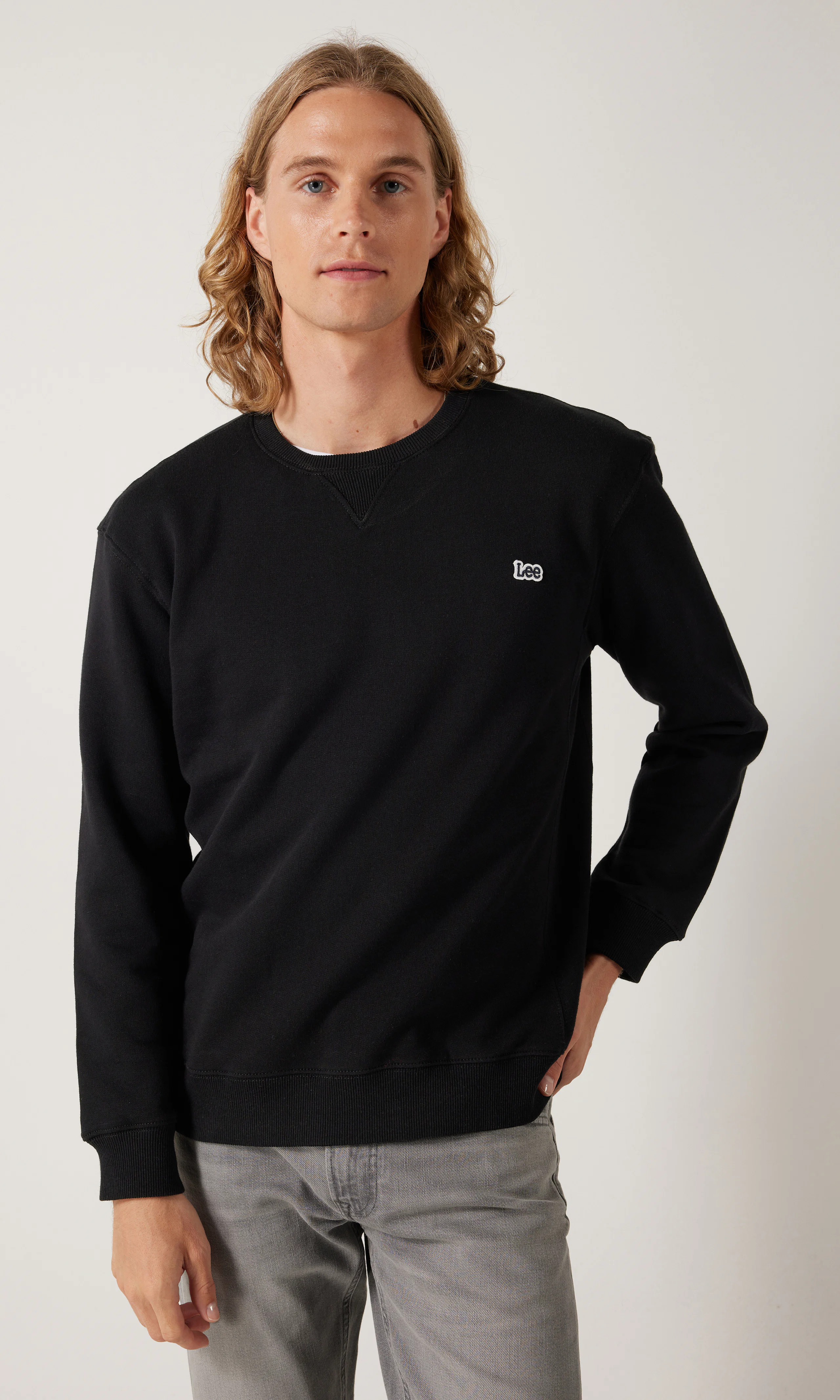 Plain Crew Svart Tröja. Front. Model.