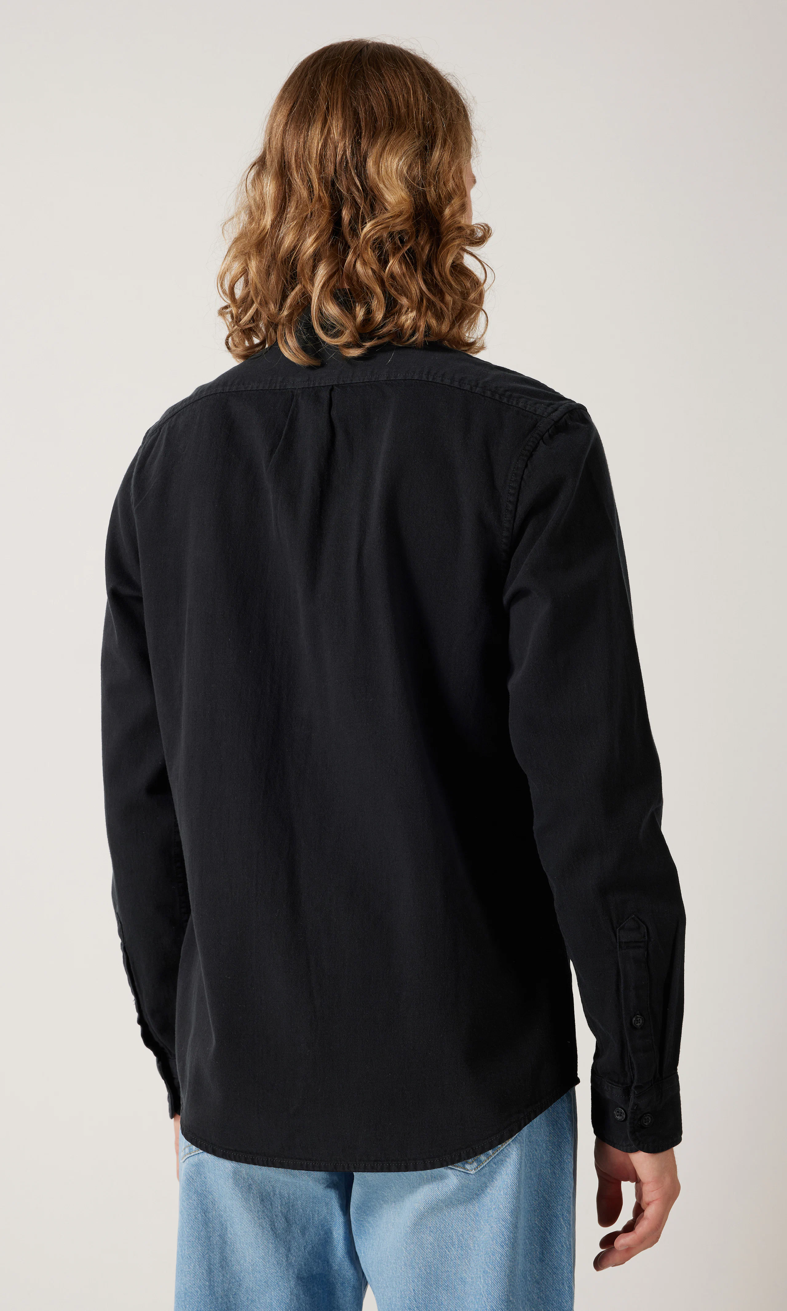 Button Down Tummansininen Farkkupaita. Back. Model.