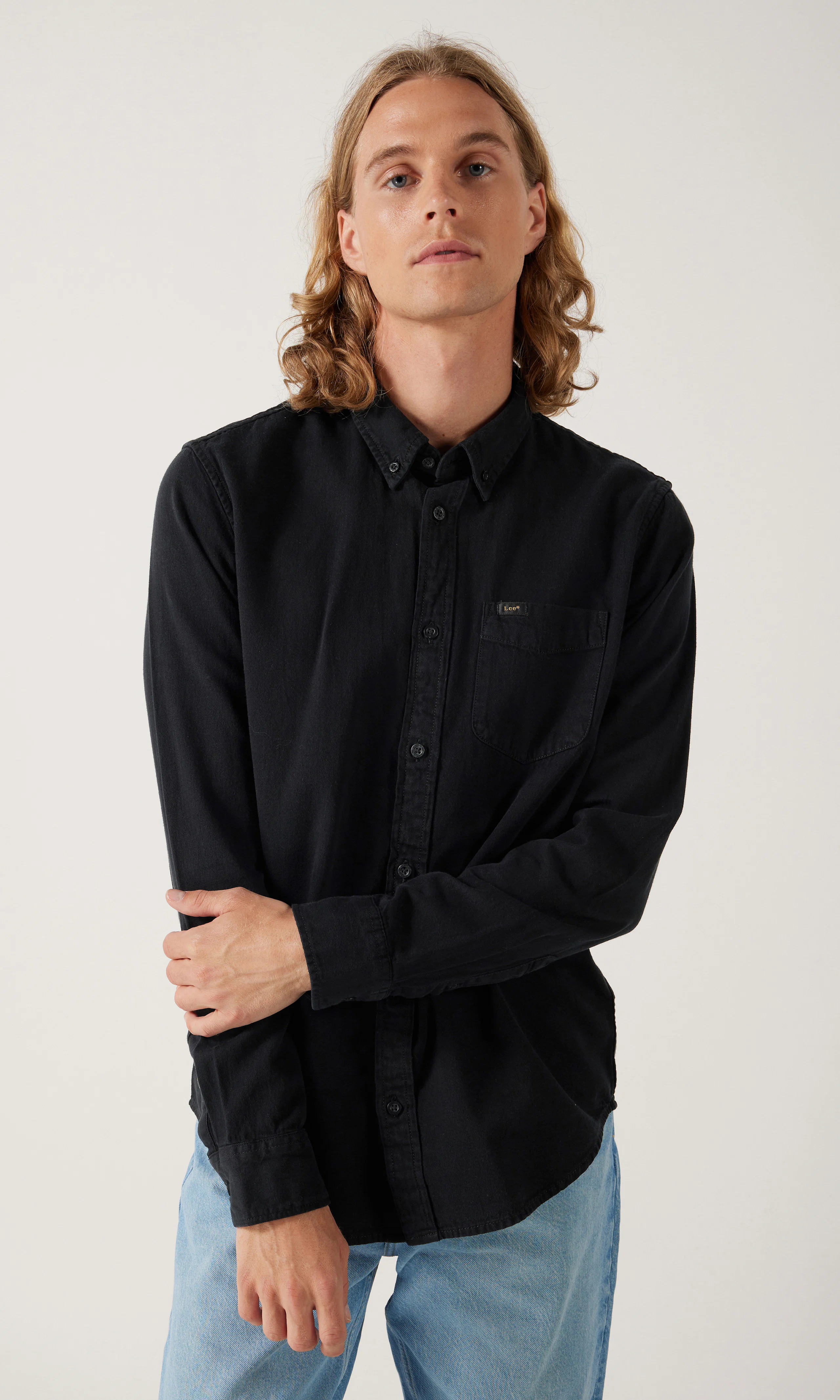Button Down Tummansininen Farkkupaita. Front. Model.