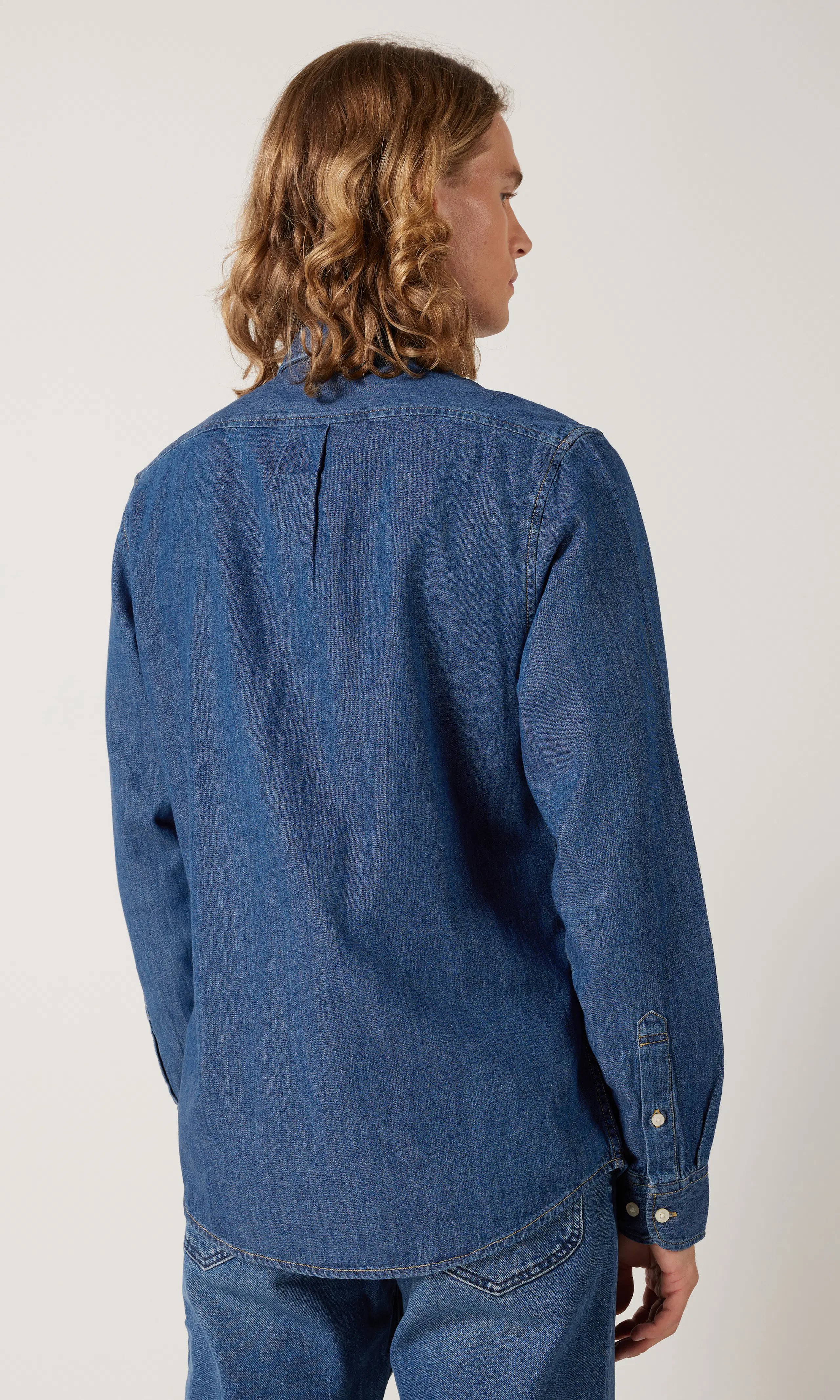 Button Down Medium Blå Skjorta. Back. Model.