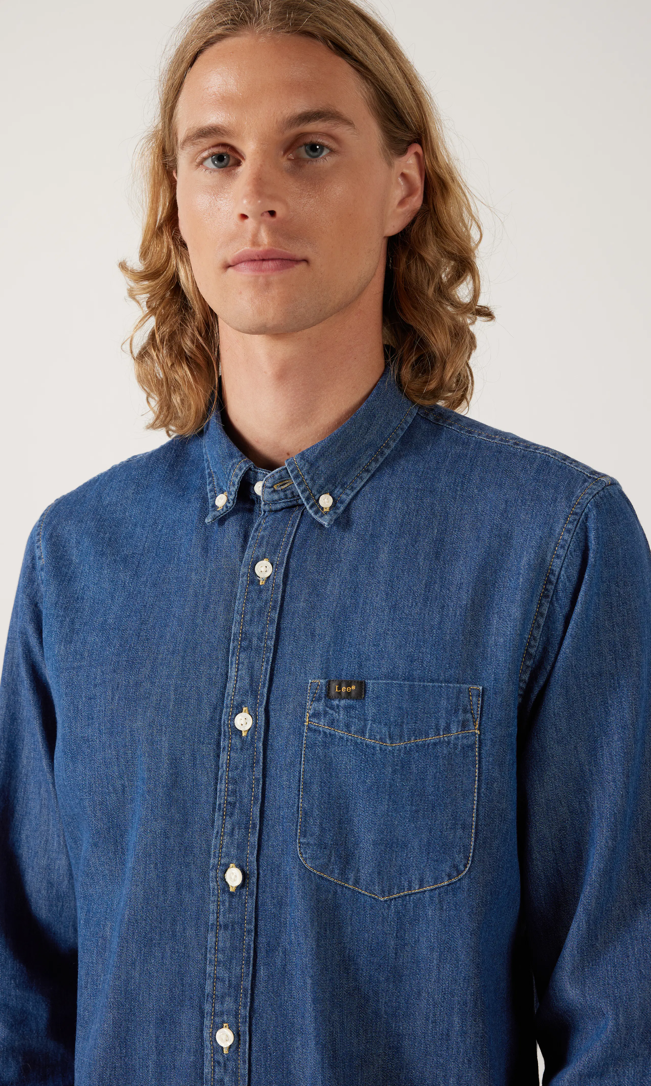 Button Down Medium Blå Skjorta. Detail 1. Model.