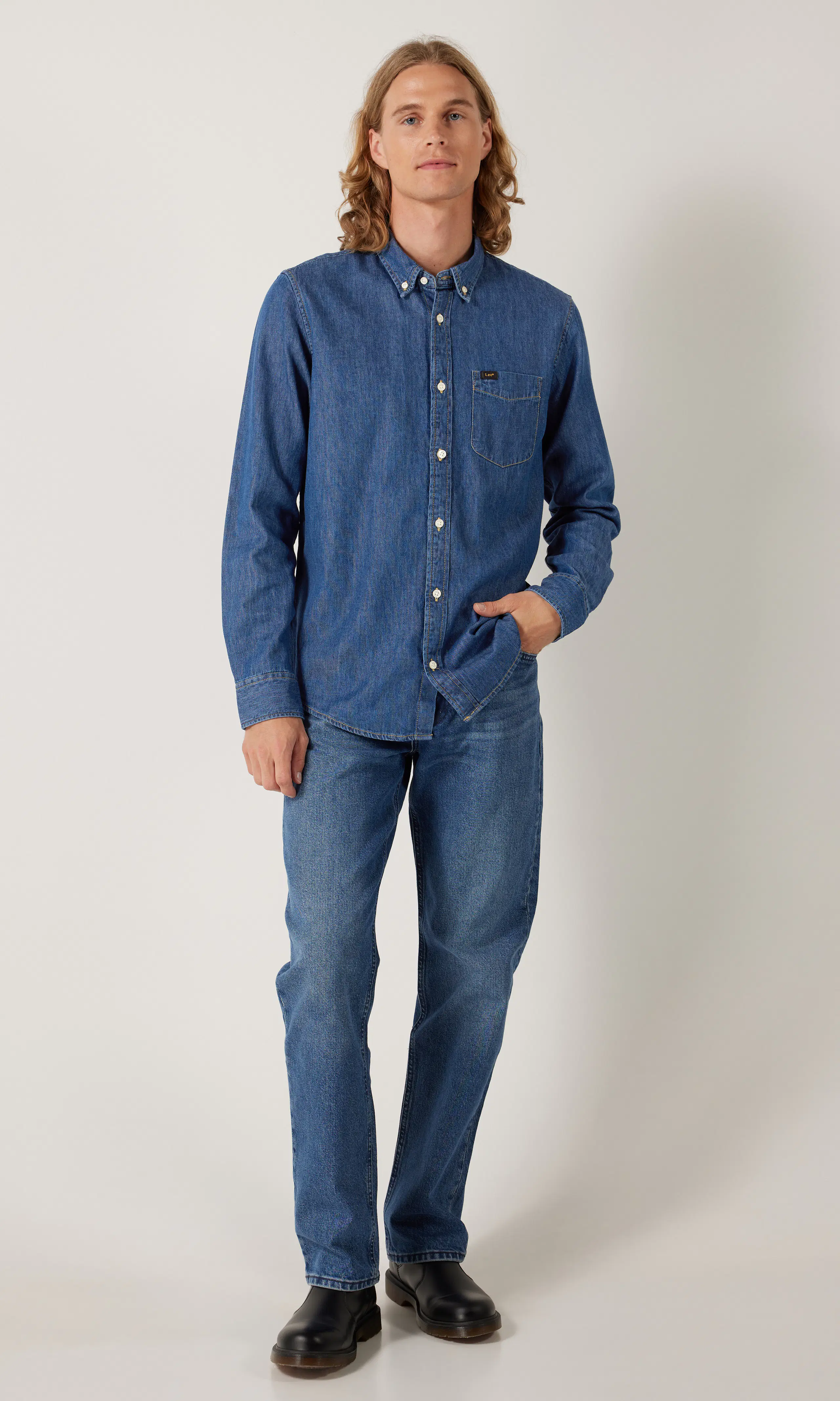 Button Down Medium Blå Skjorta. Front 1. Model.