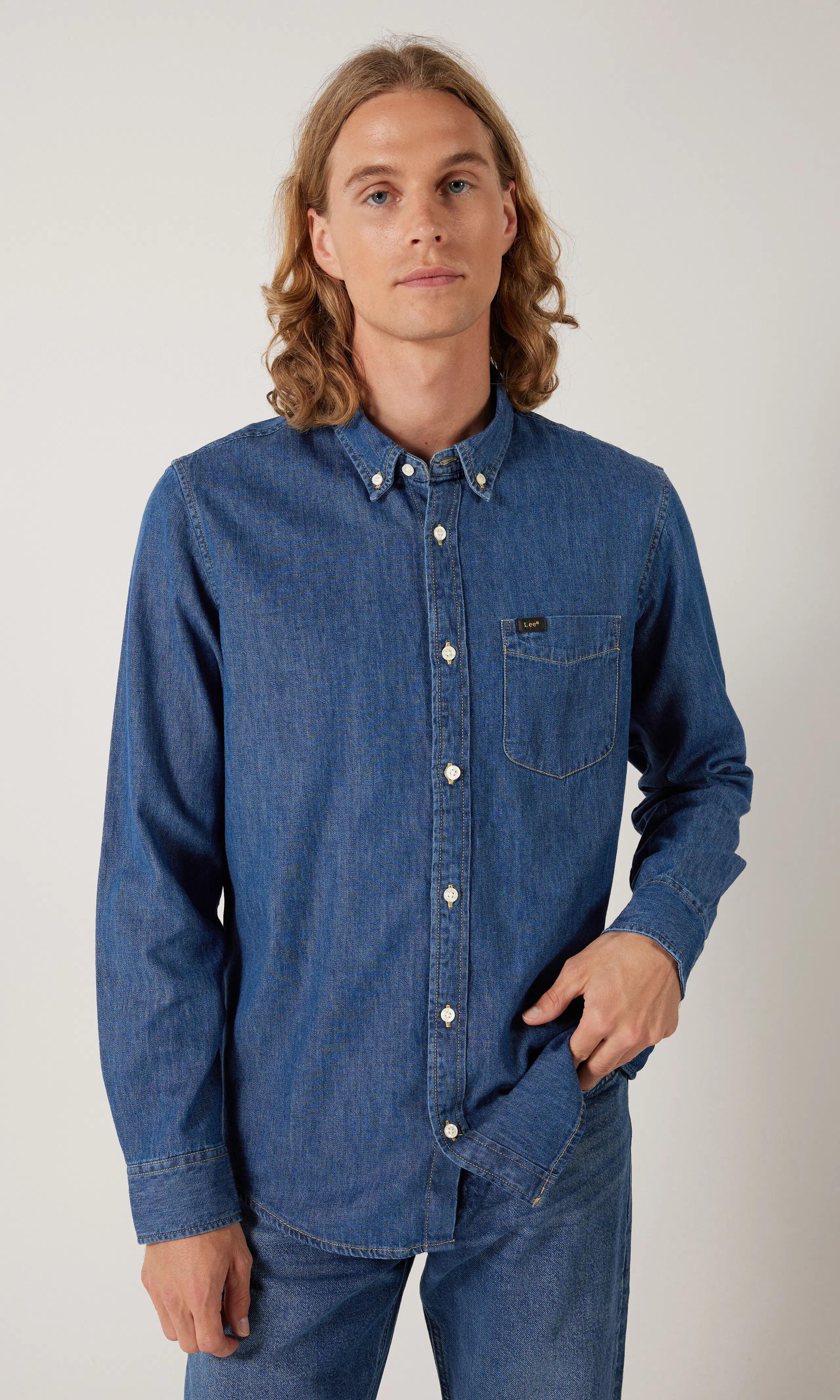 Button Down Medium Blå Skjorta. Front. Model.