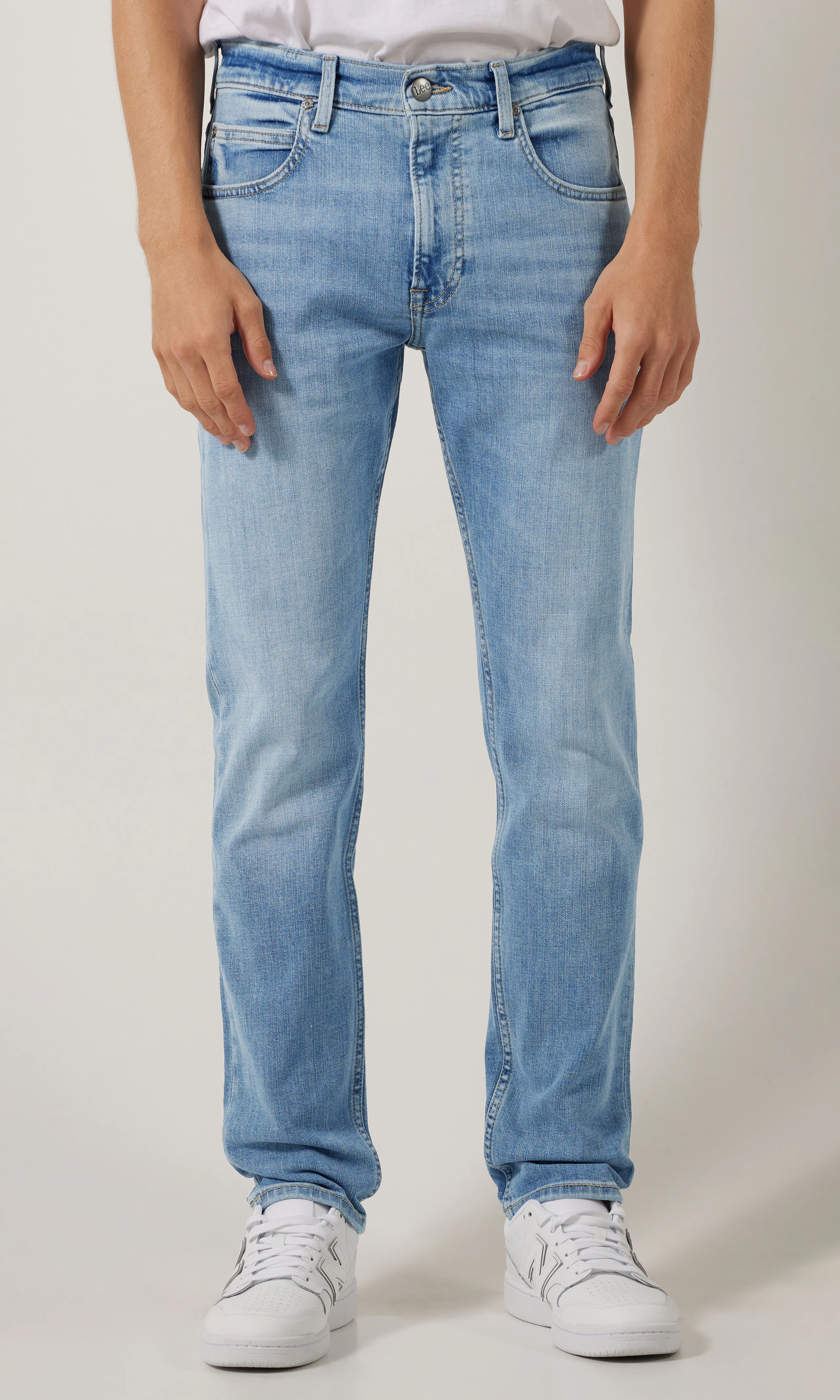 Rider Ljusblå Jeans. Front. Model.
