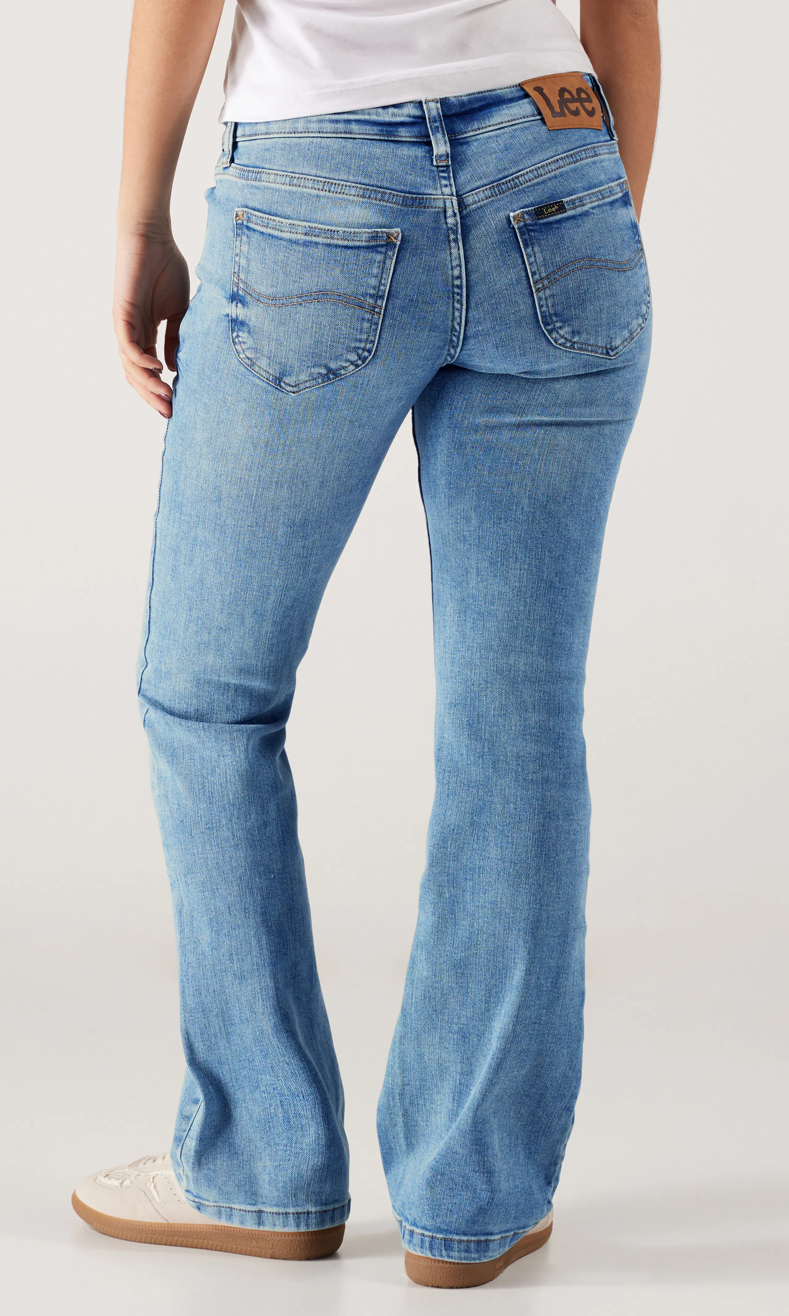 Jessica Ljusblå Jeans. Back. Model.