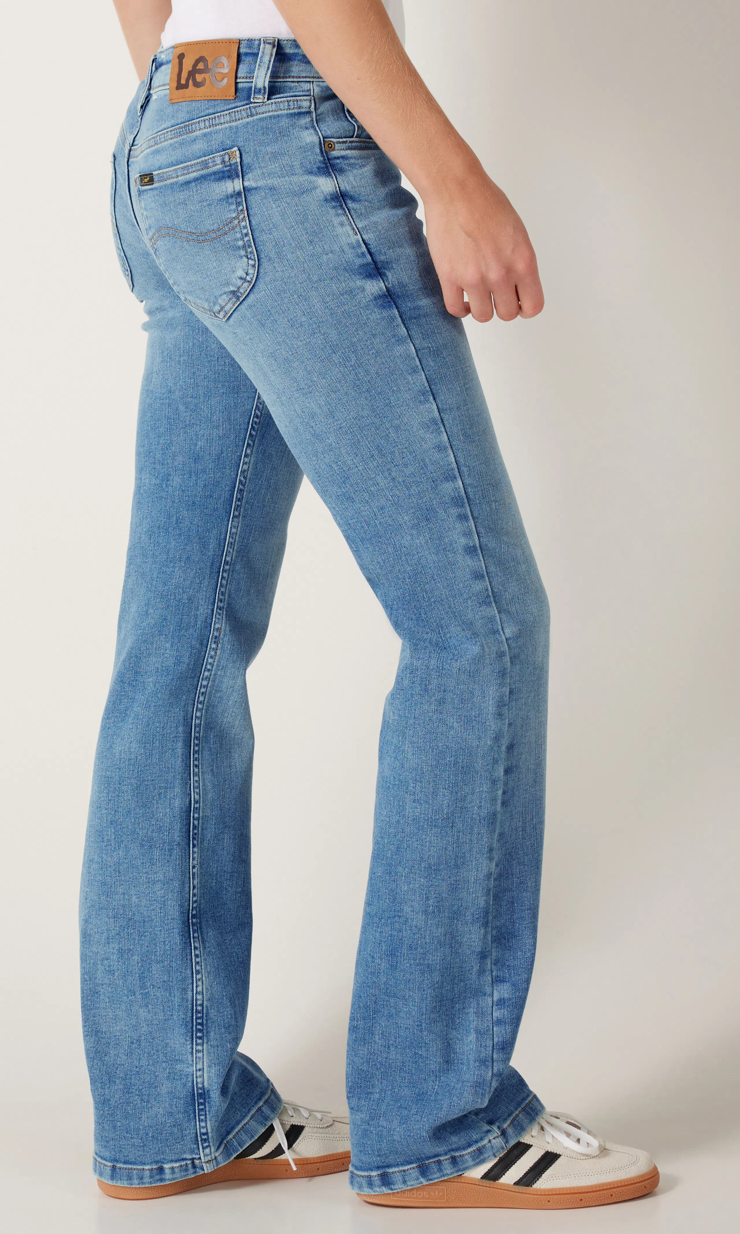 Jessica Ljusblå Jeans. Front 1. Model.