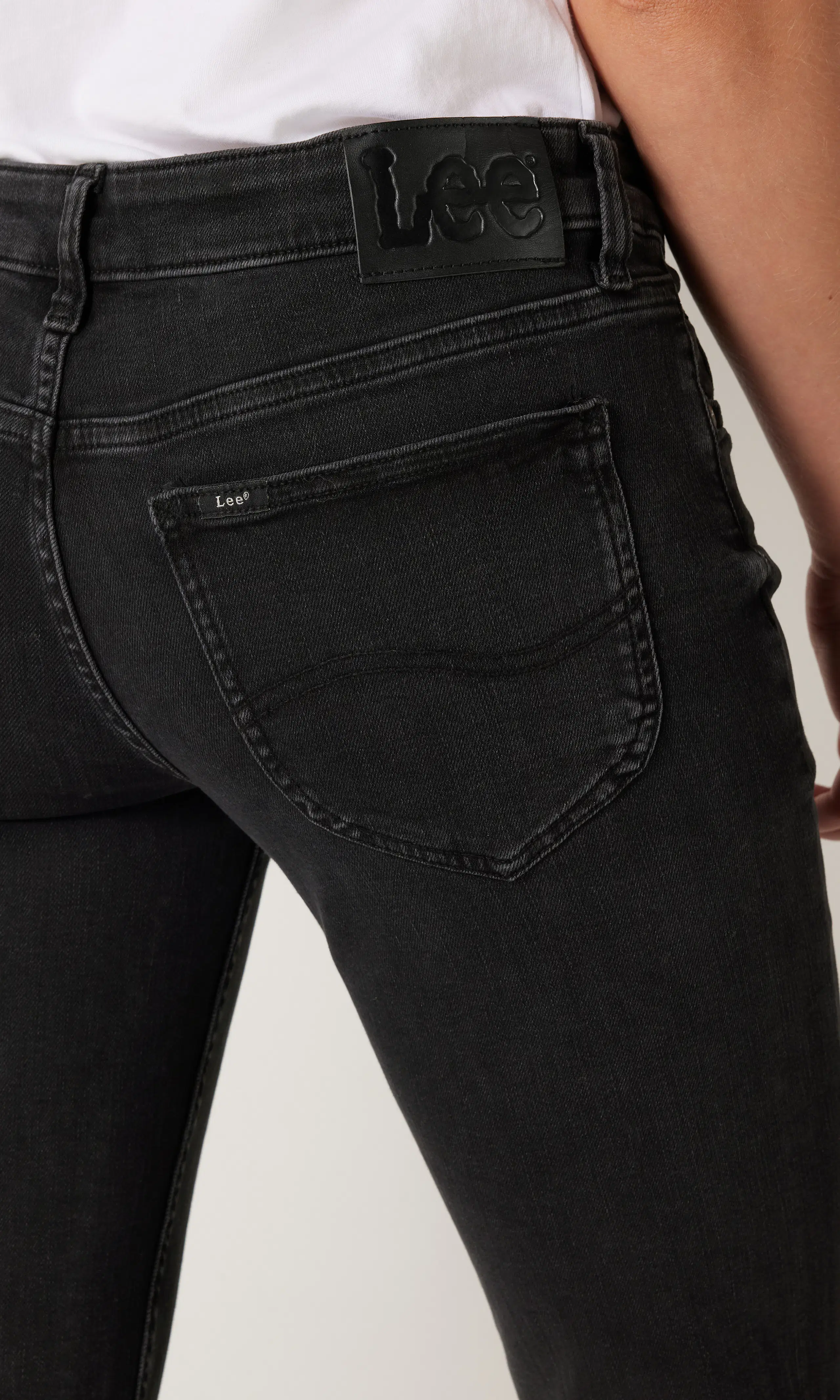 Jessica Mustat Farkut. Detail 2. Model.