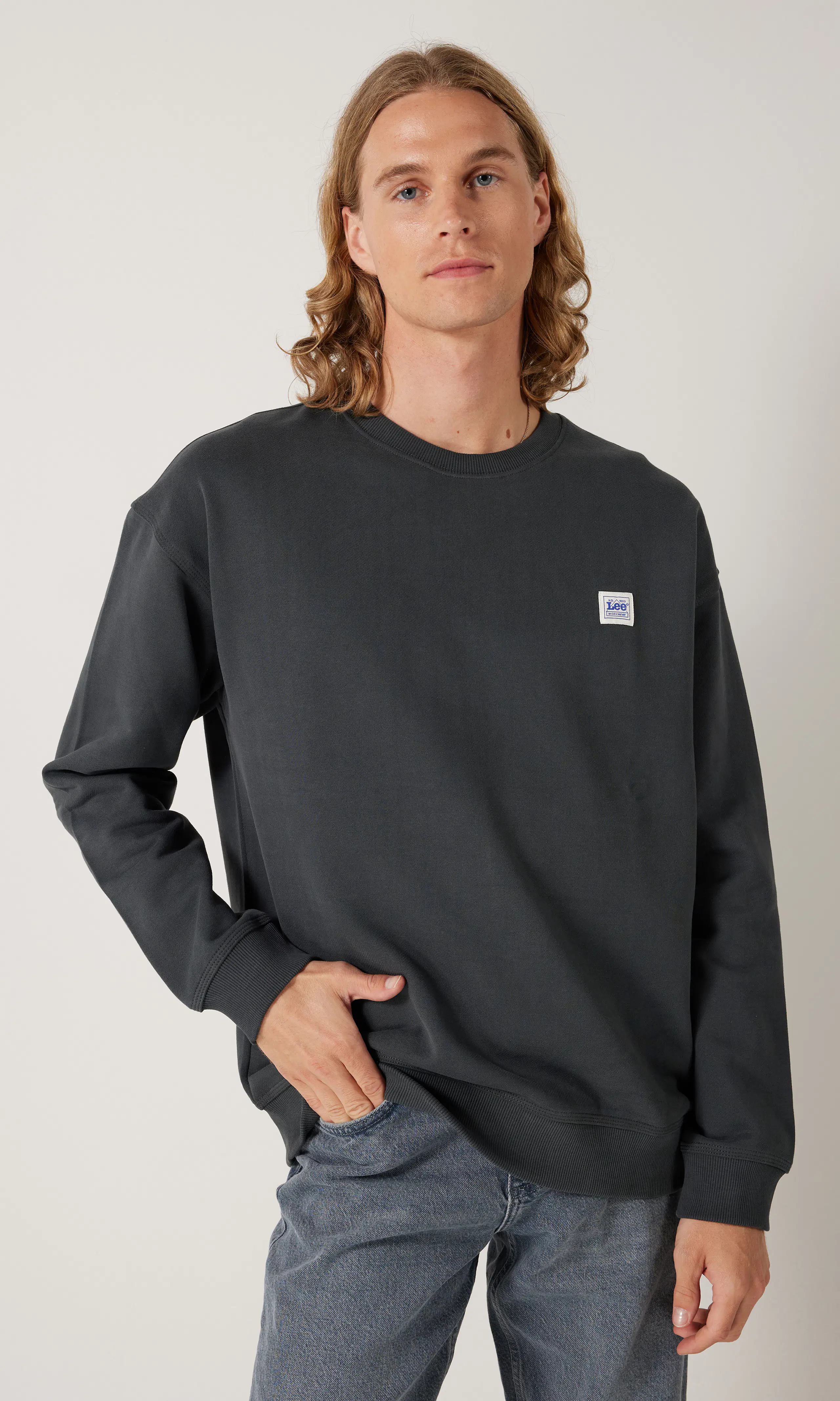 Workwear Svart Tröja. Front. Model.
