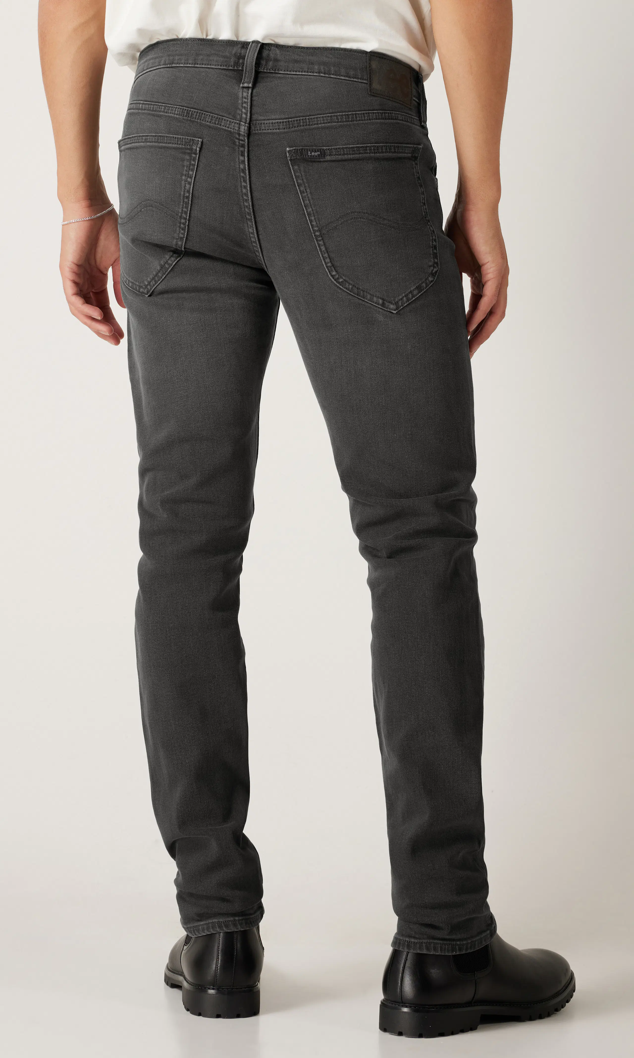 Daren Zipfly Svart Jeans. Back. Model.
