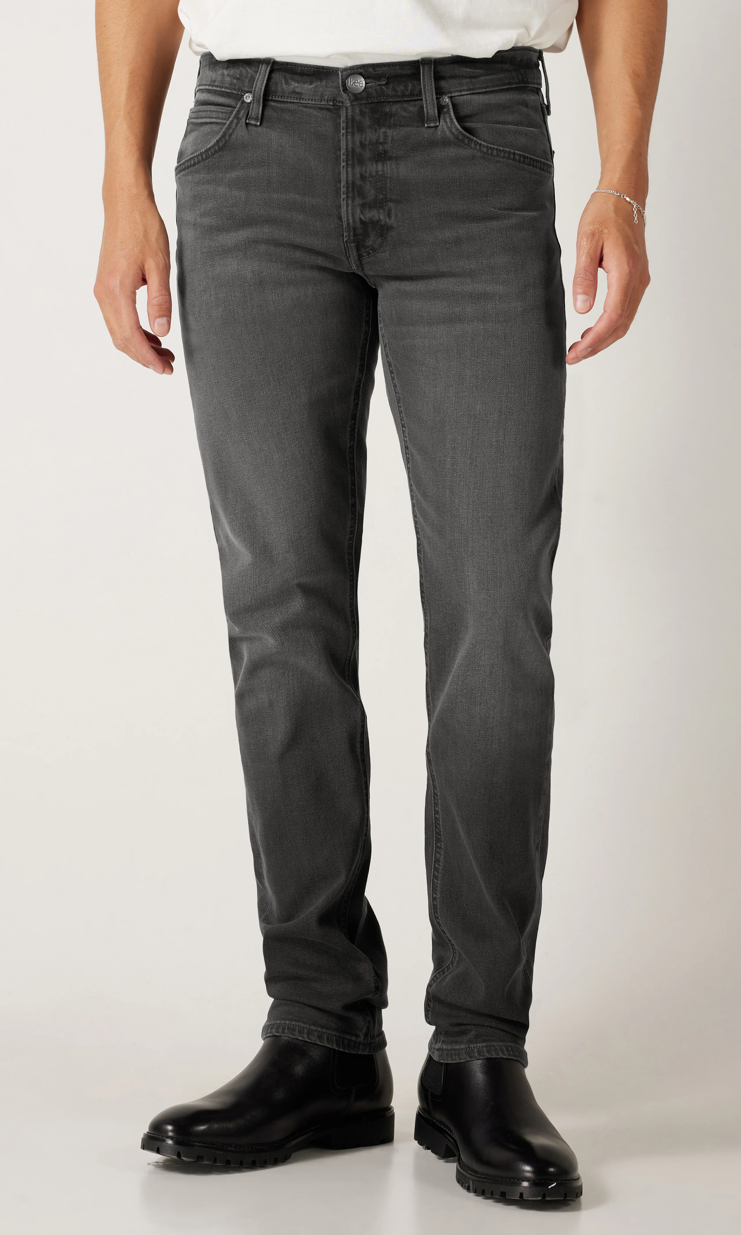 Daren Zipfly Svart Jeans. Front. Model.
