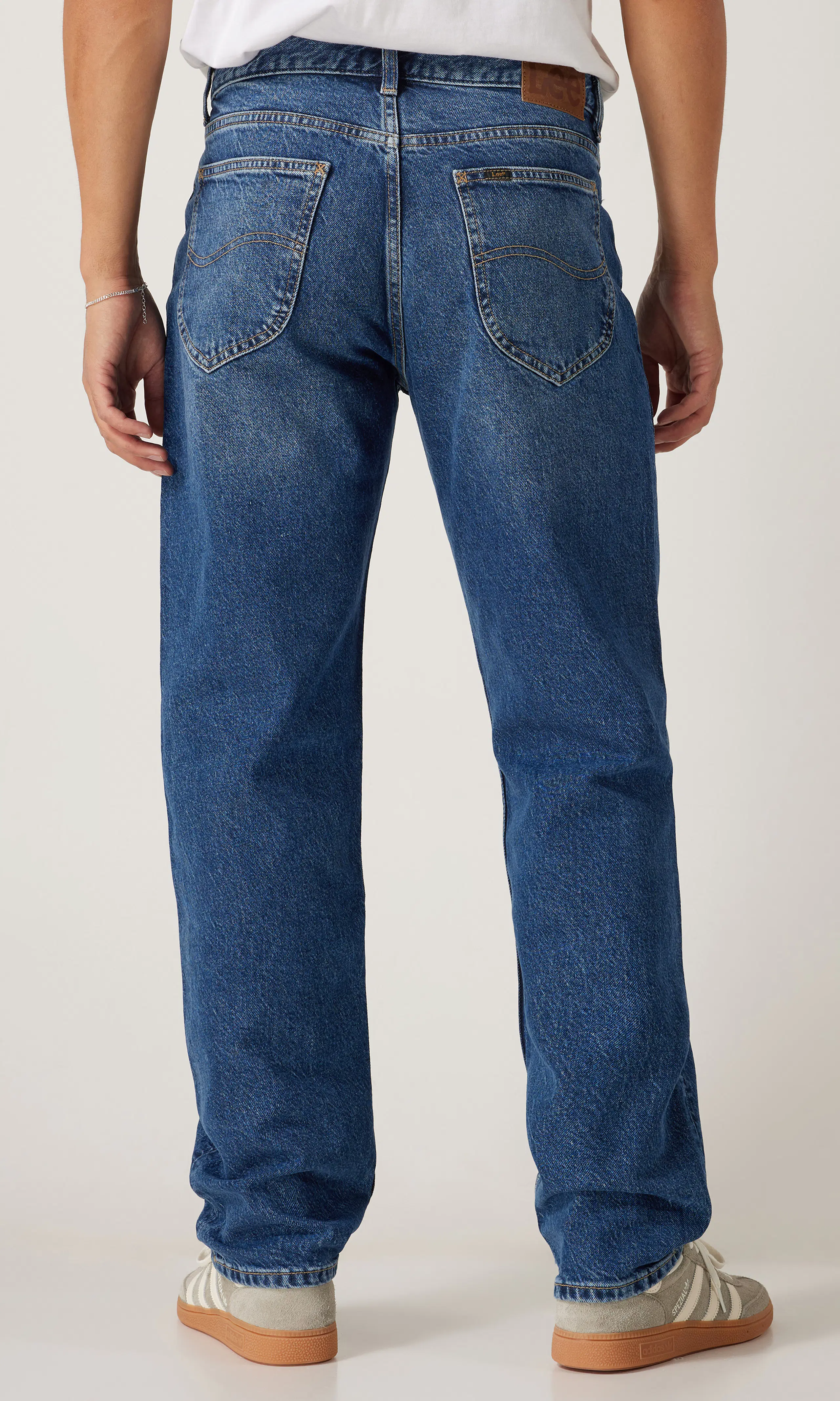 Oscar Medium Blå Jeans. Back. Model.