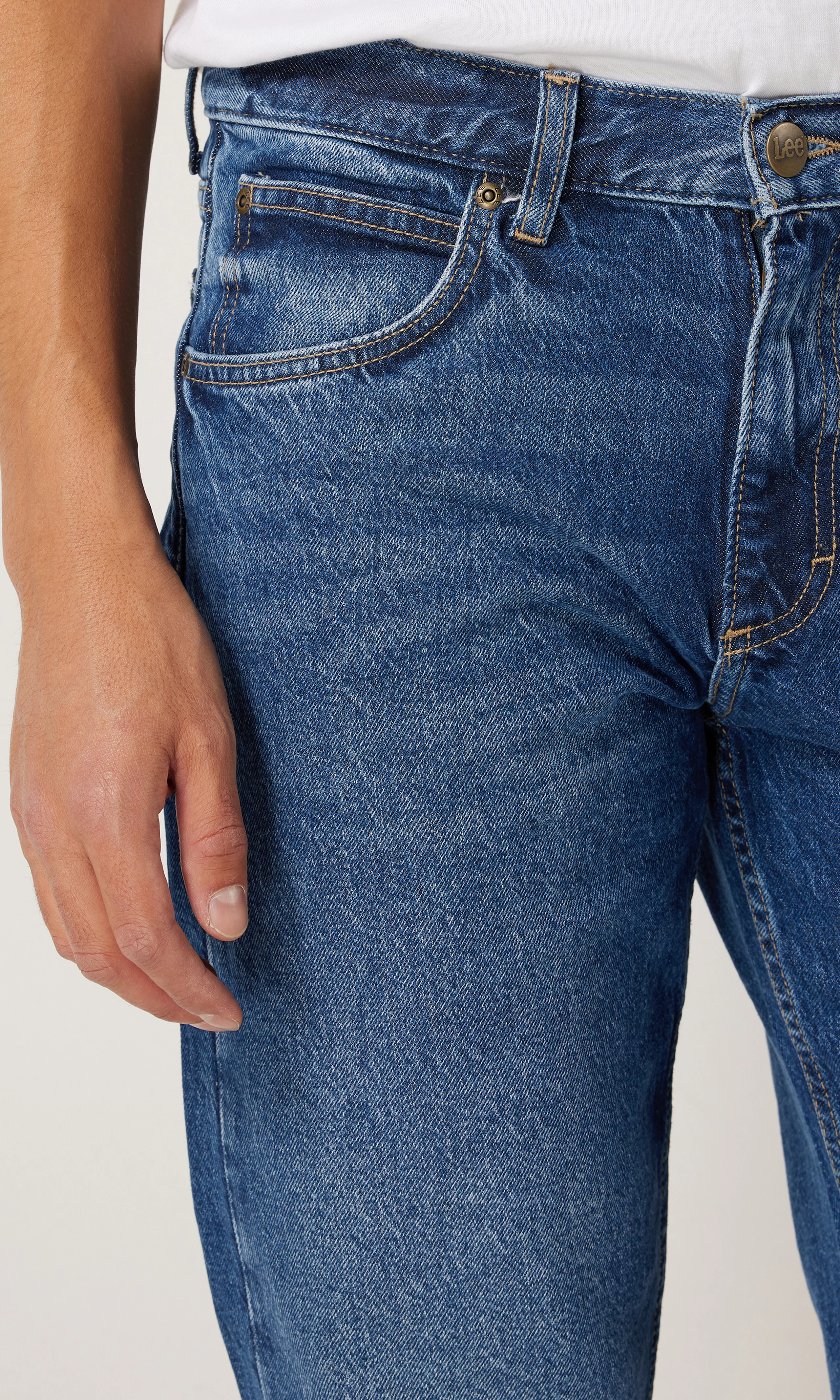 Oscar Medium Blå Jeans. Detail 2. Model.
