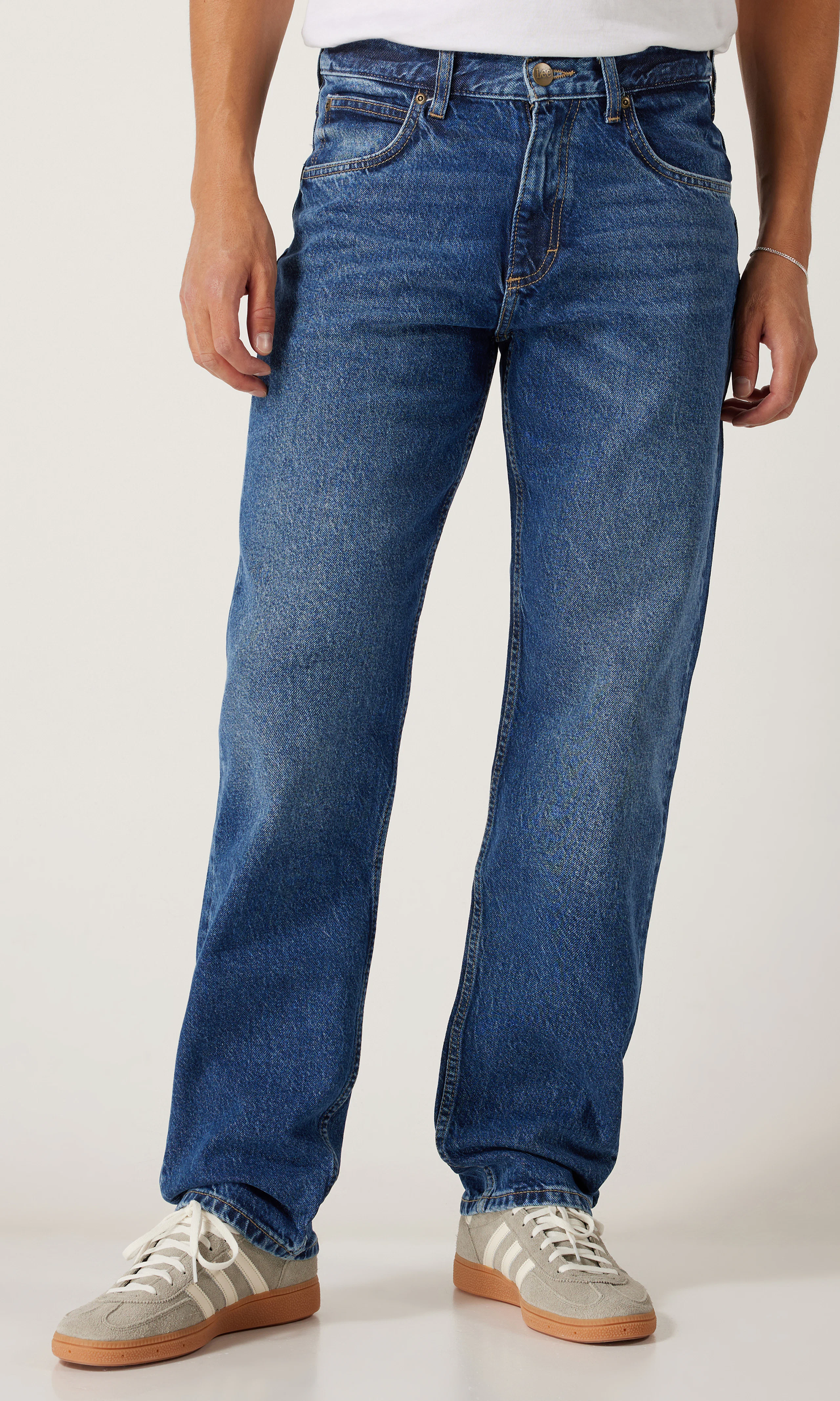 Oscar Medium Blå Jeans. Front. Model.
