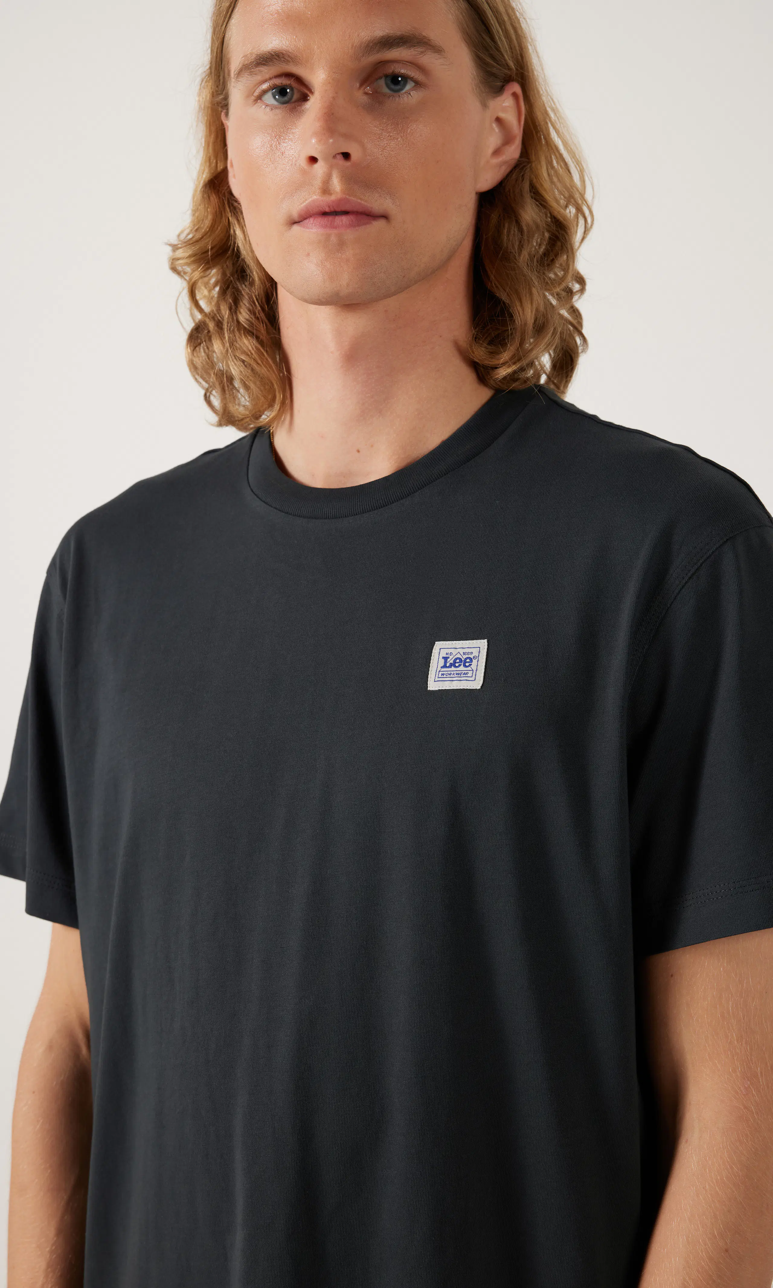 Work Wear Tee Svart T-Skjorte. Detail 1. Model.