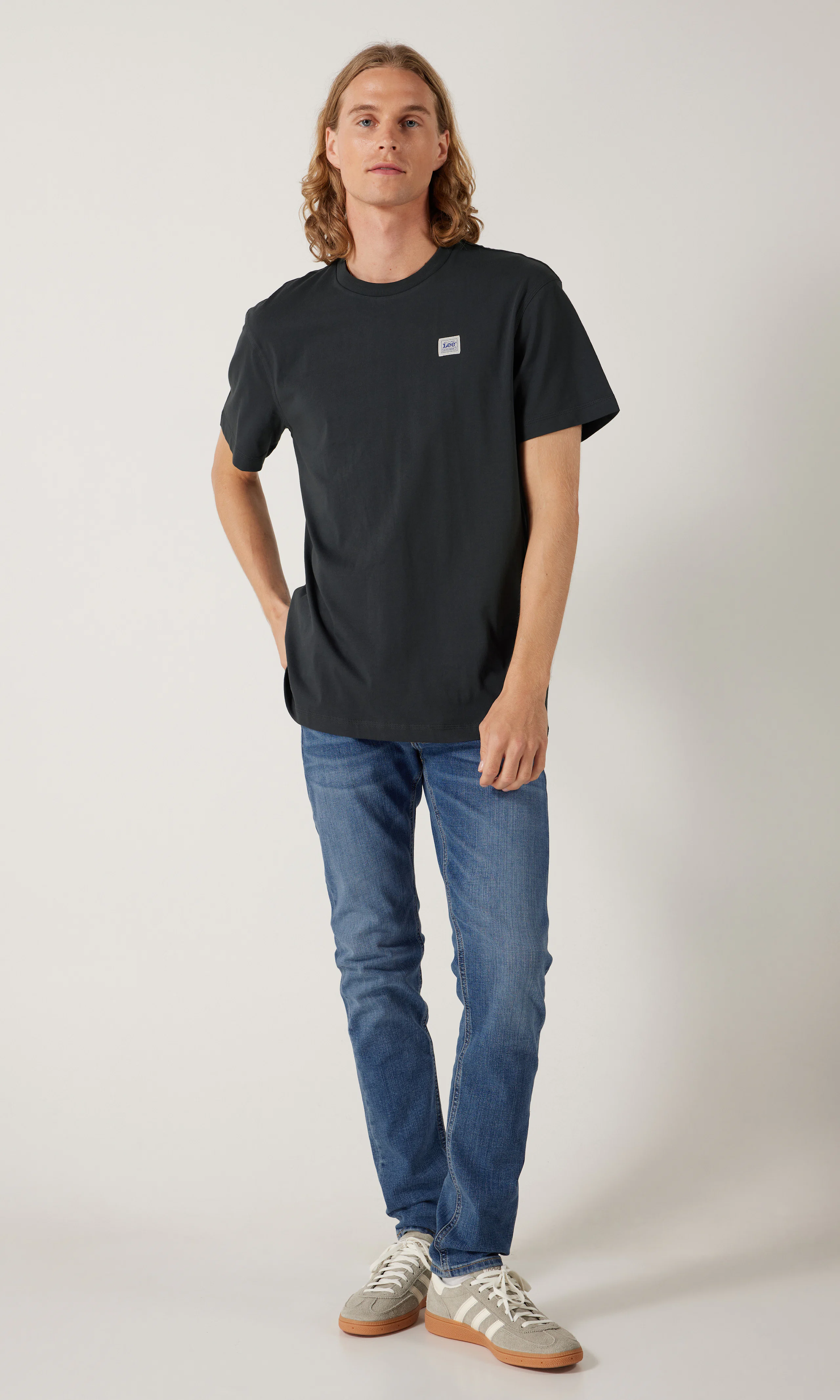 Work Wear Tee Svart T-Skjorte. Front 1. Model.