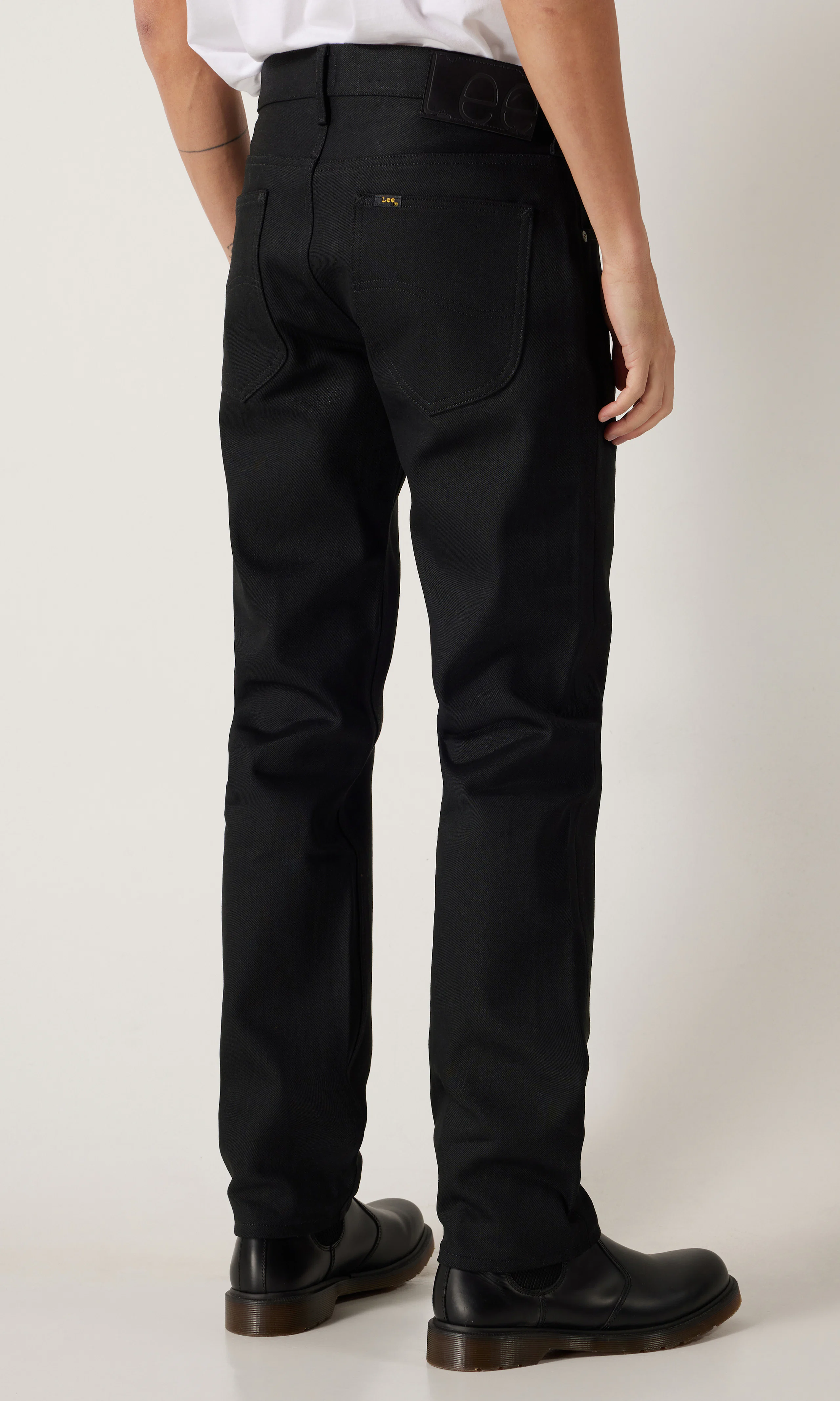 101 S Dry Svarta Jeans. Back. Model.