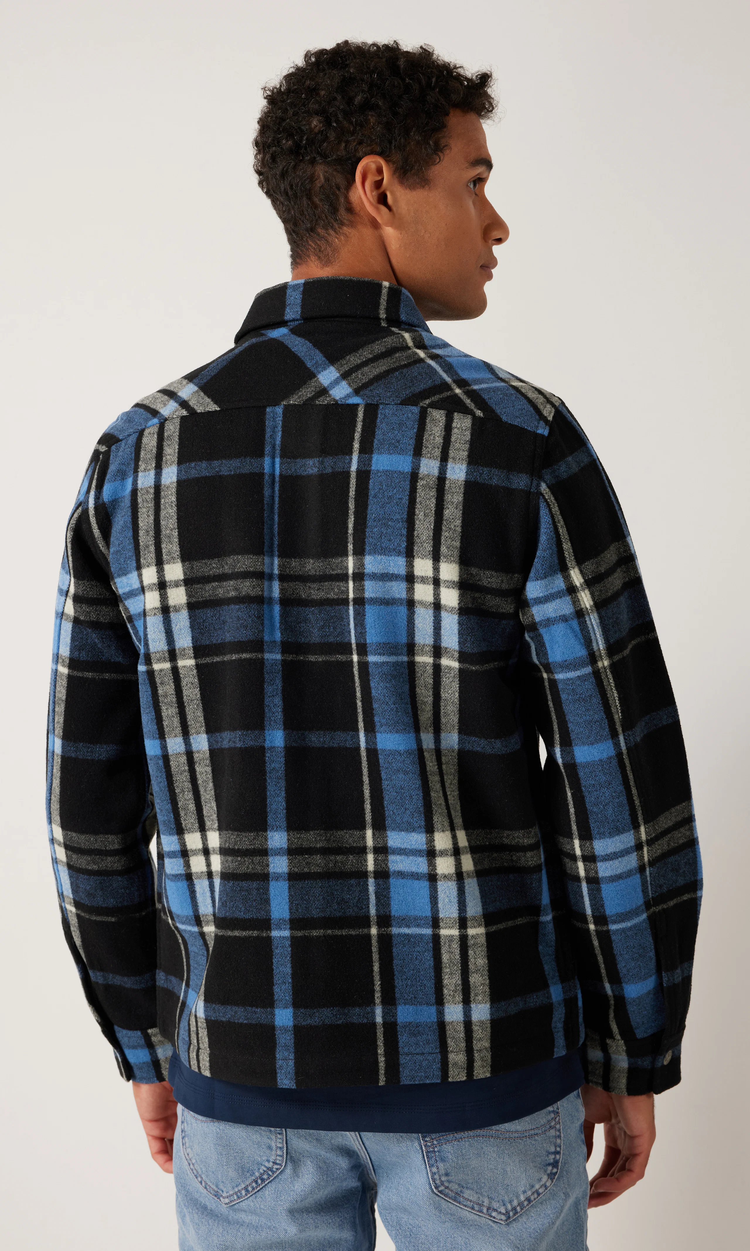 101 Wool Rutig Skjorta. Back. Model.
