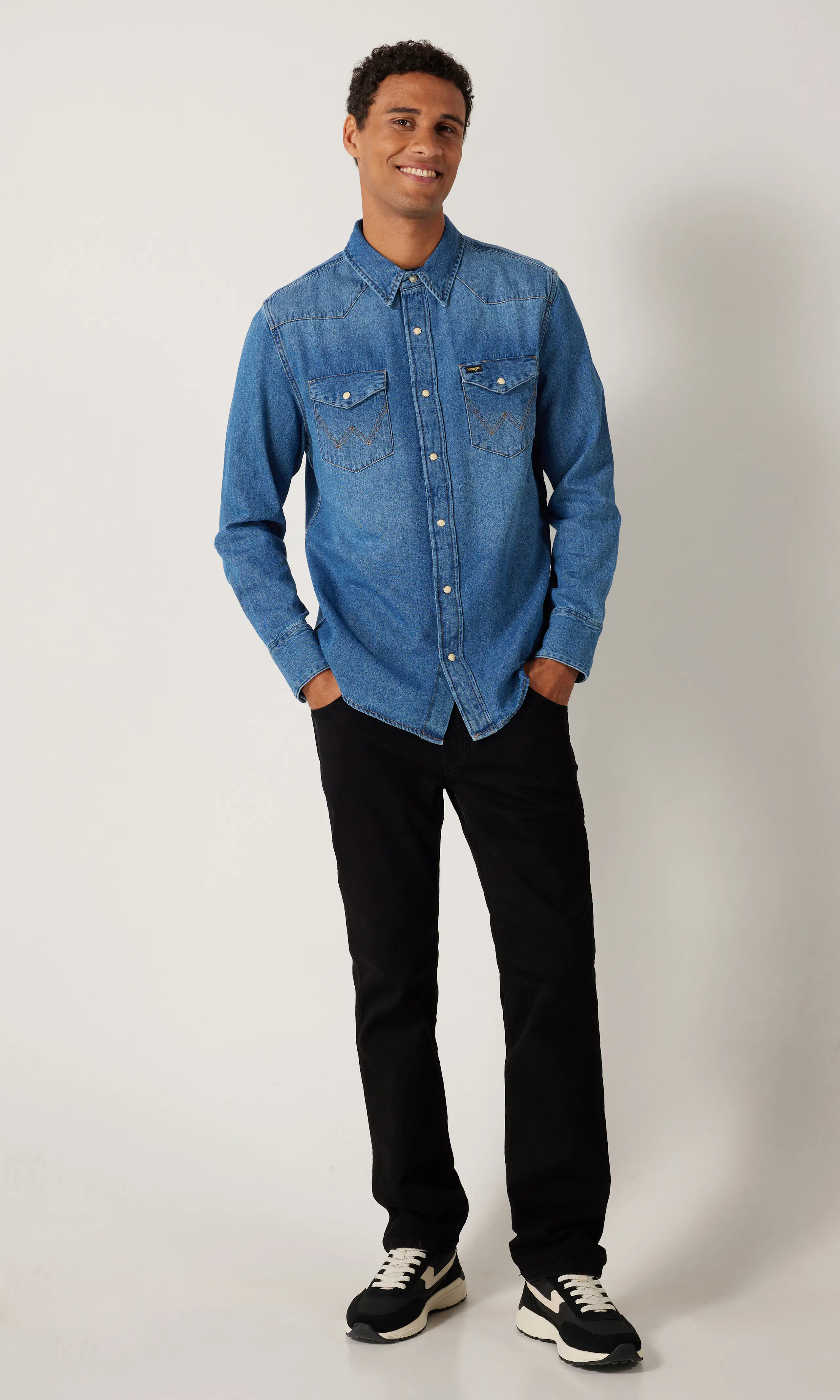 27MW Medium Blå Denim Skjorte. Front 1. Model.
