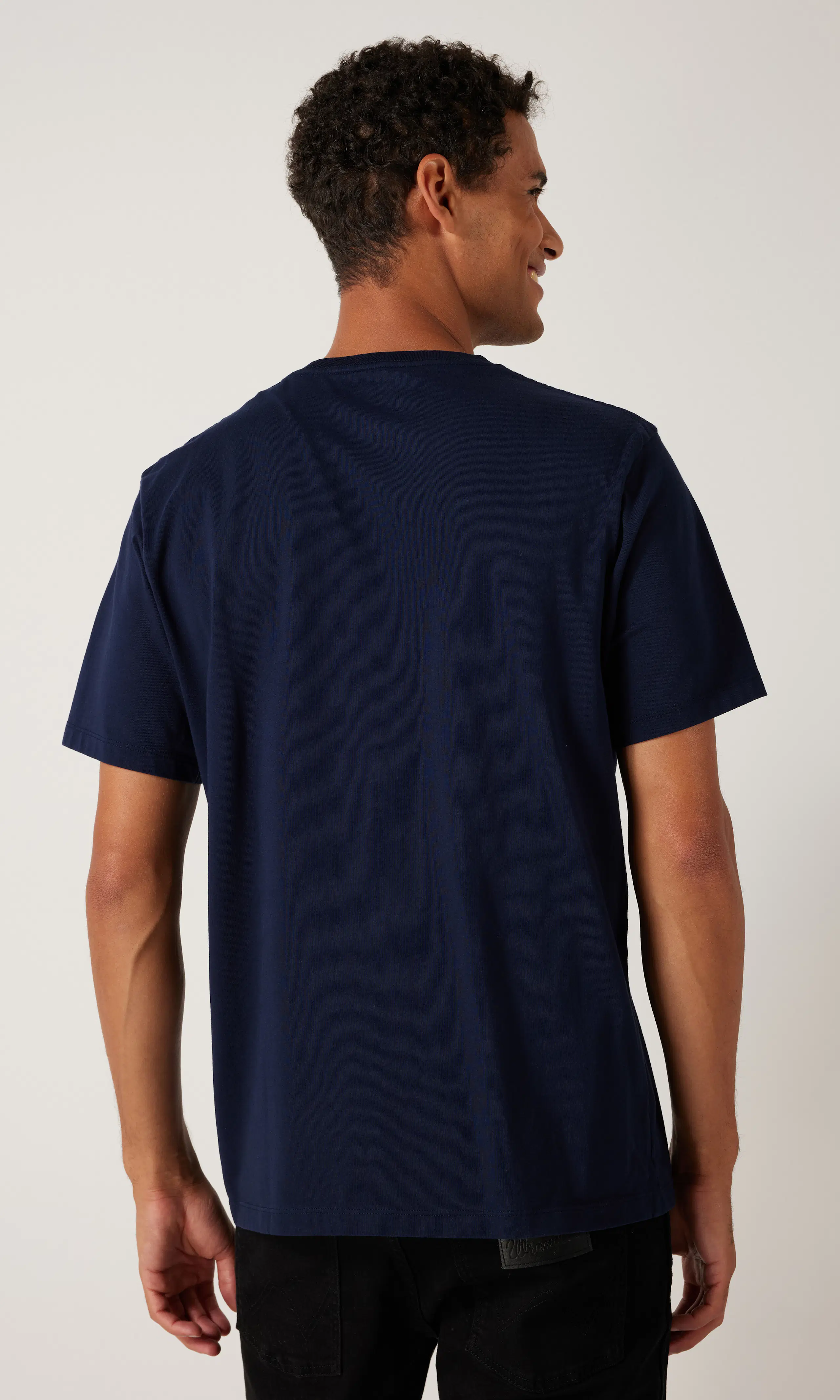 Logo Tee Blå T-Shirt. Back. Model.
