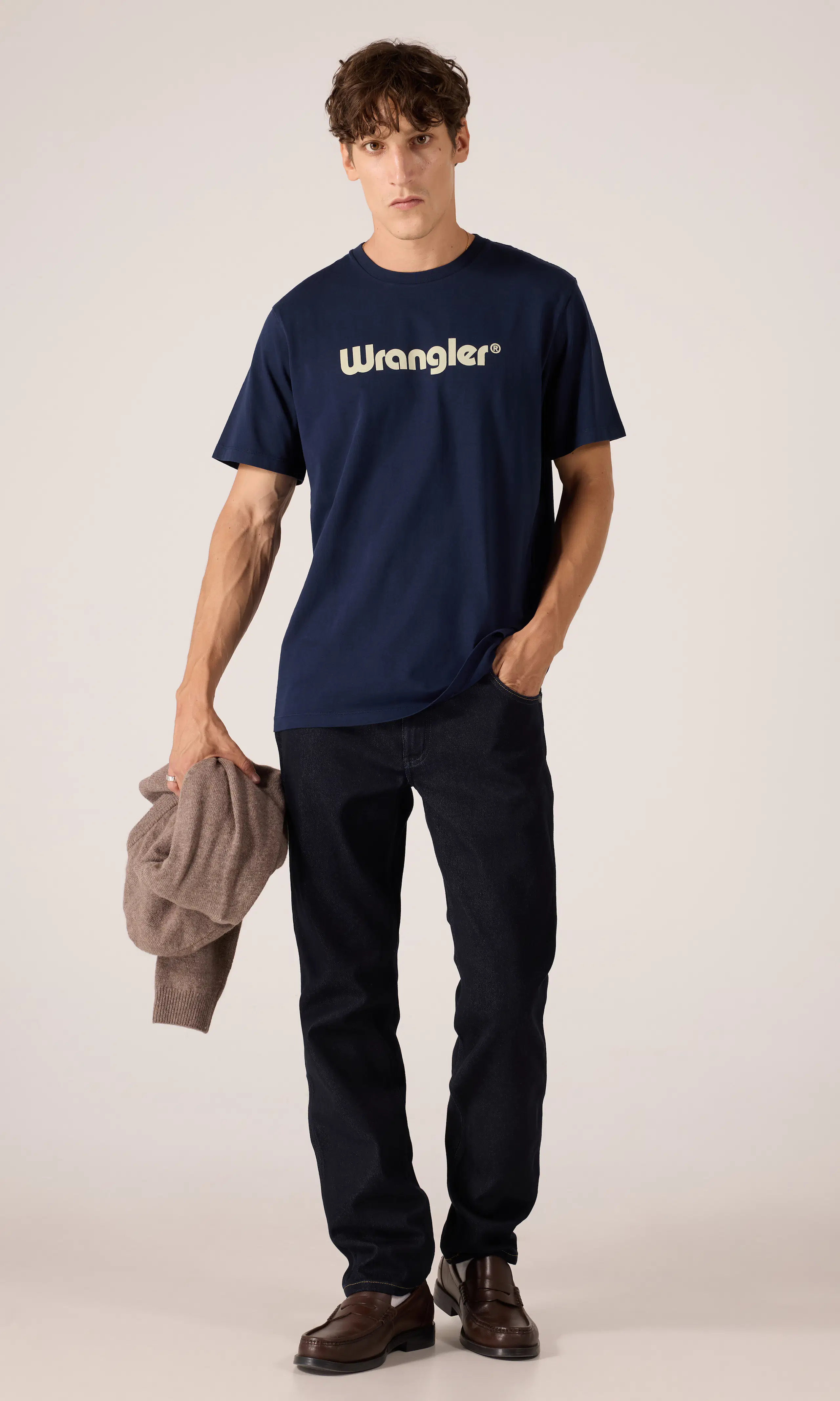 Logo Tee Blå T-Shirt. Front 1. Model.