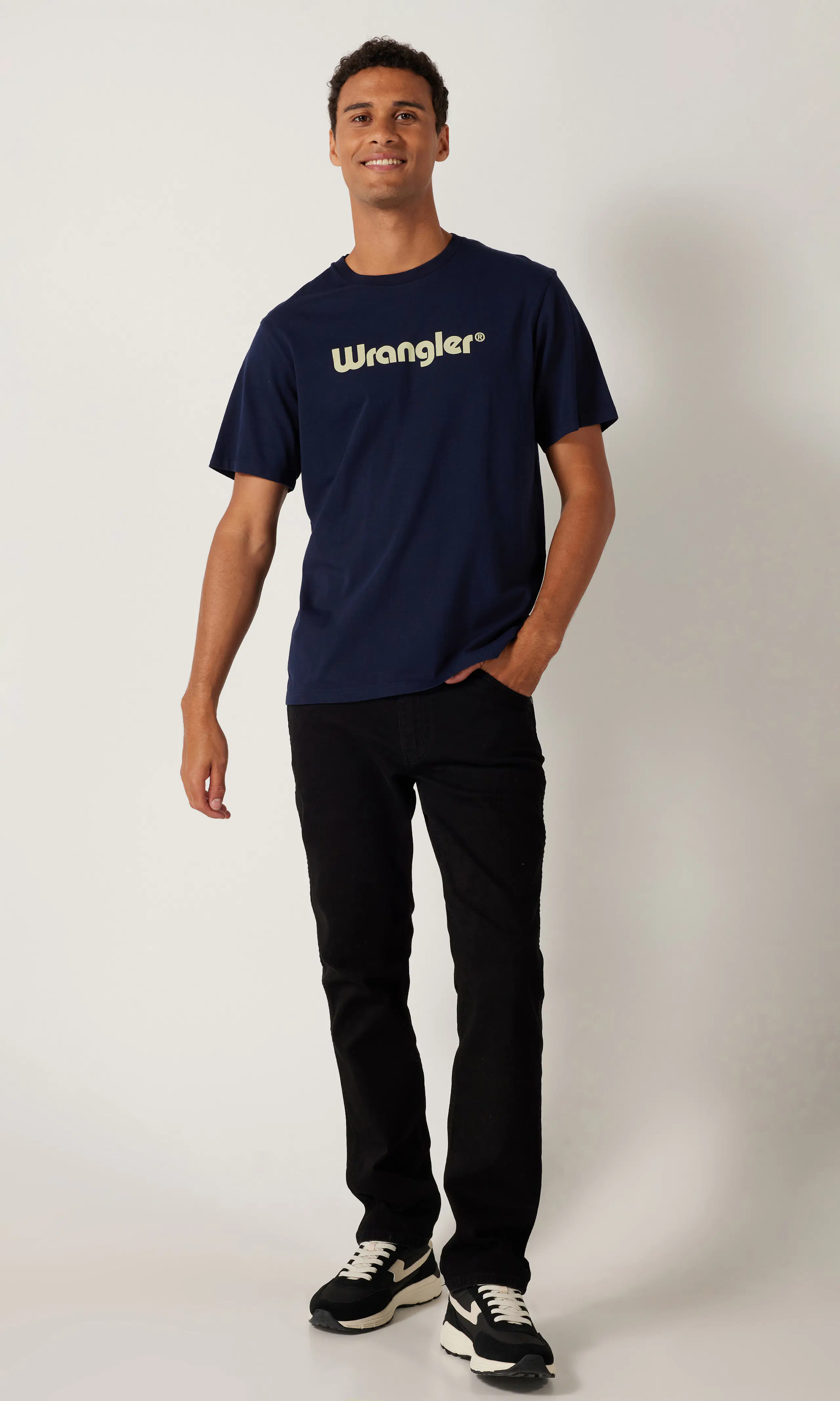 Logo Tee Blå T-Shirt. Front 1. Model.