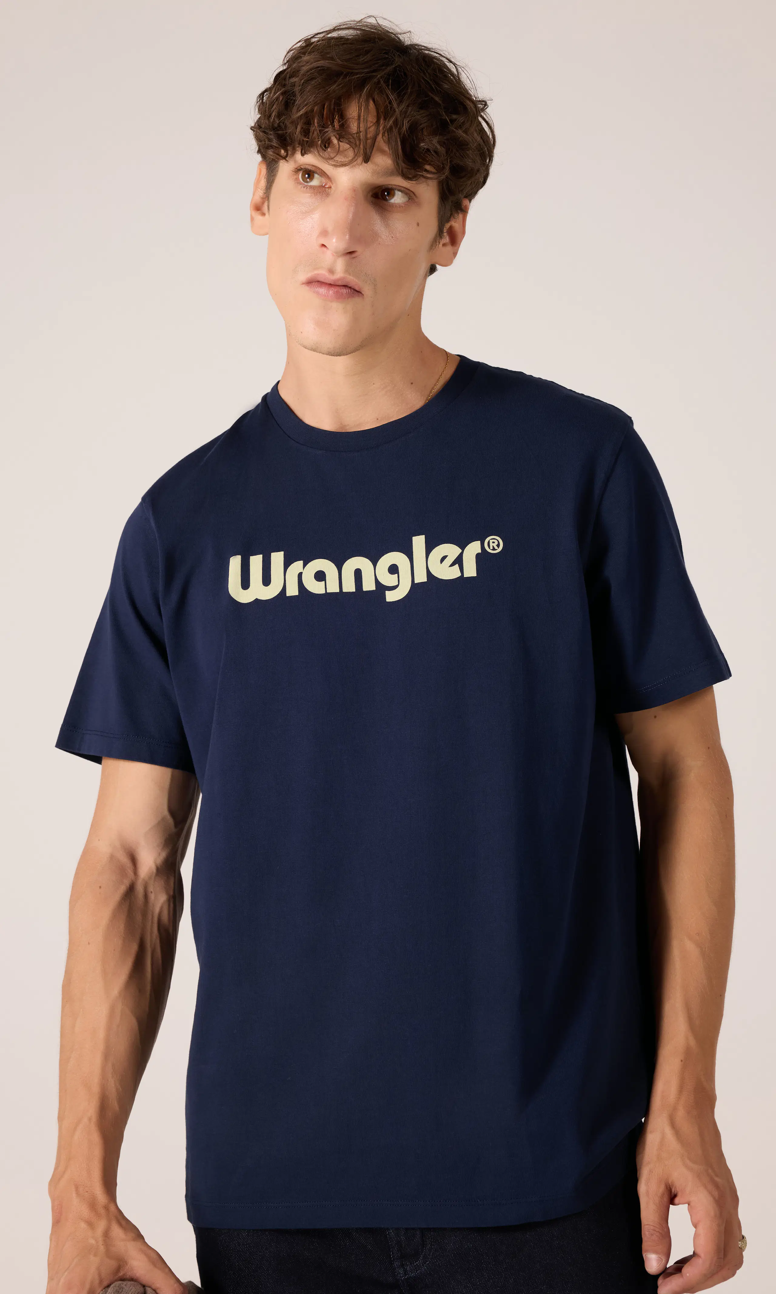 Logo Tee Blå T-Shirt. Front. Model.