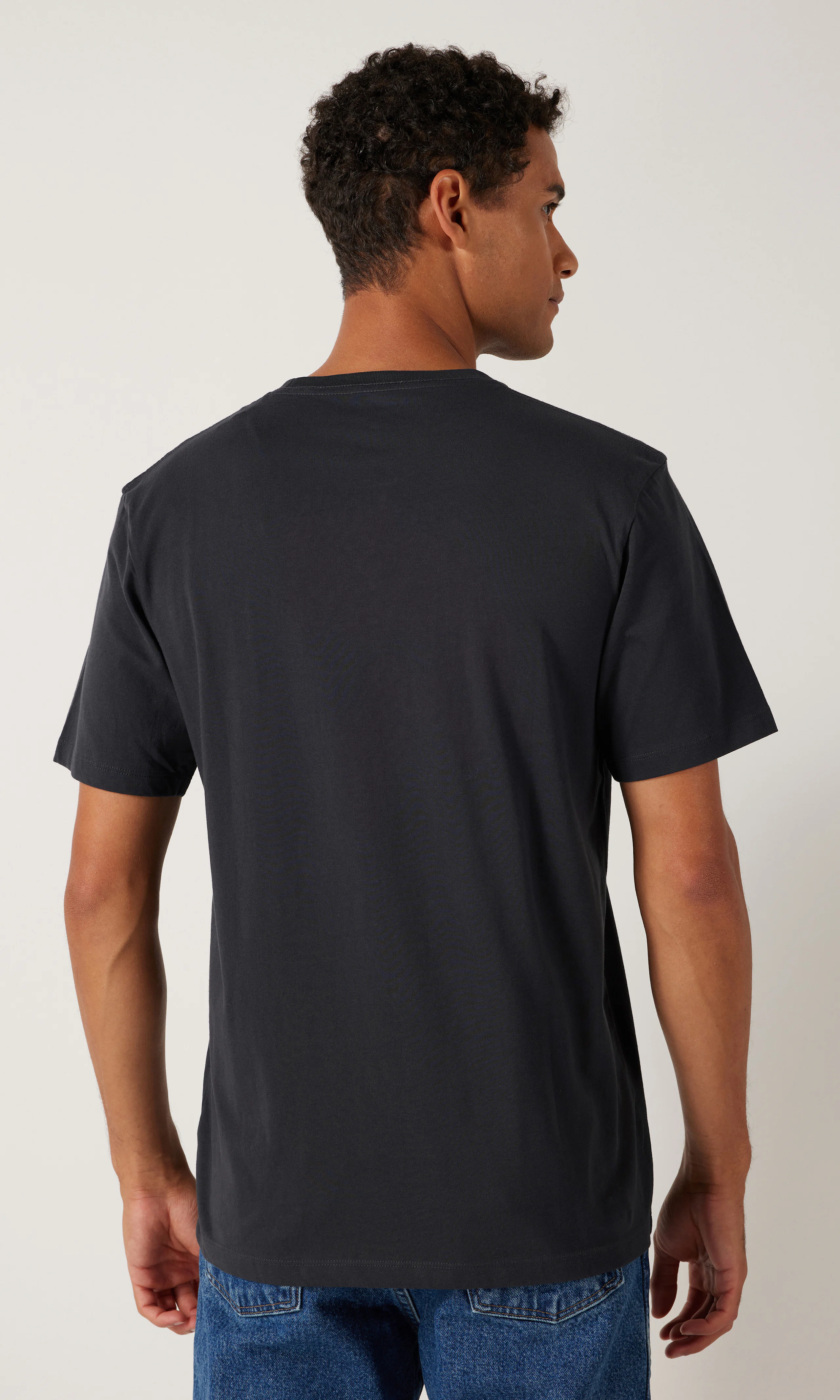 Logo Tee Musta T-Paita. Back. Model.