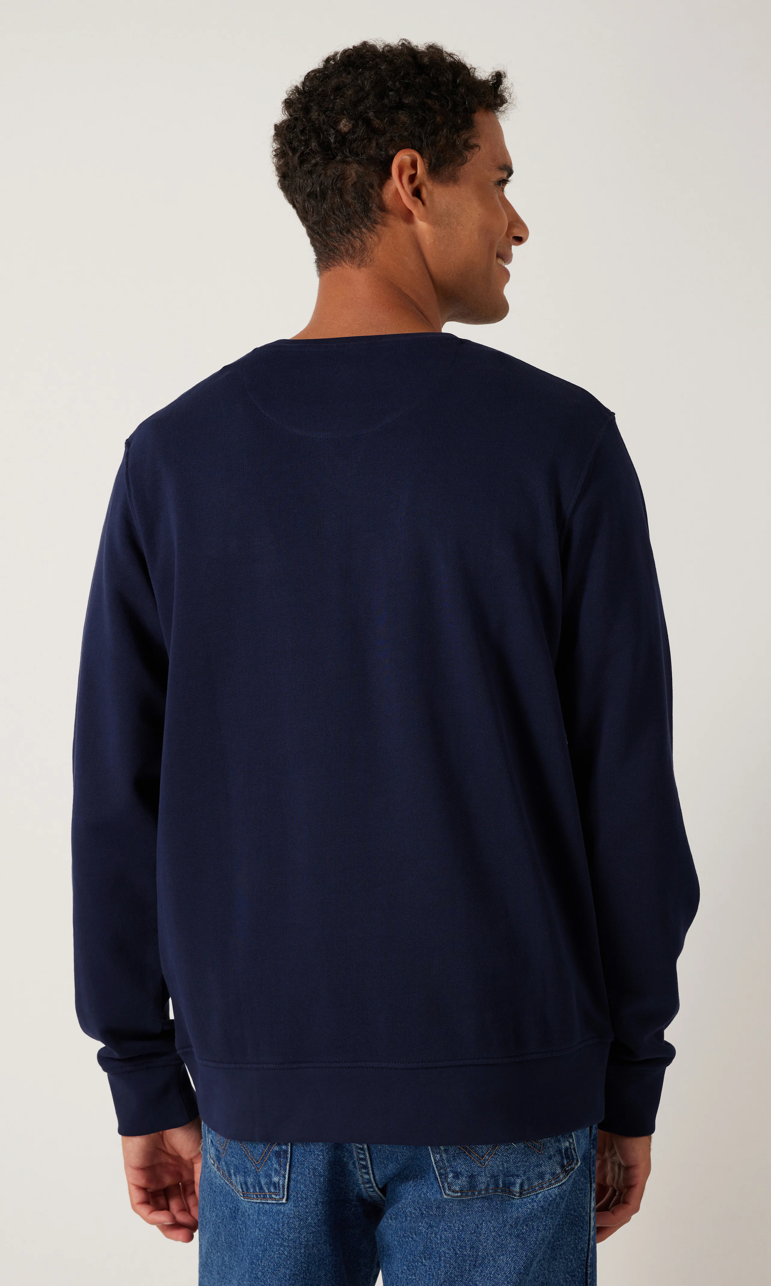 Logo Crew Sweat Blå Tröja. Back. Model.