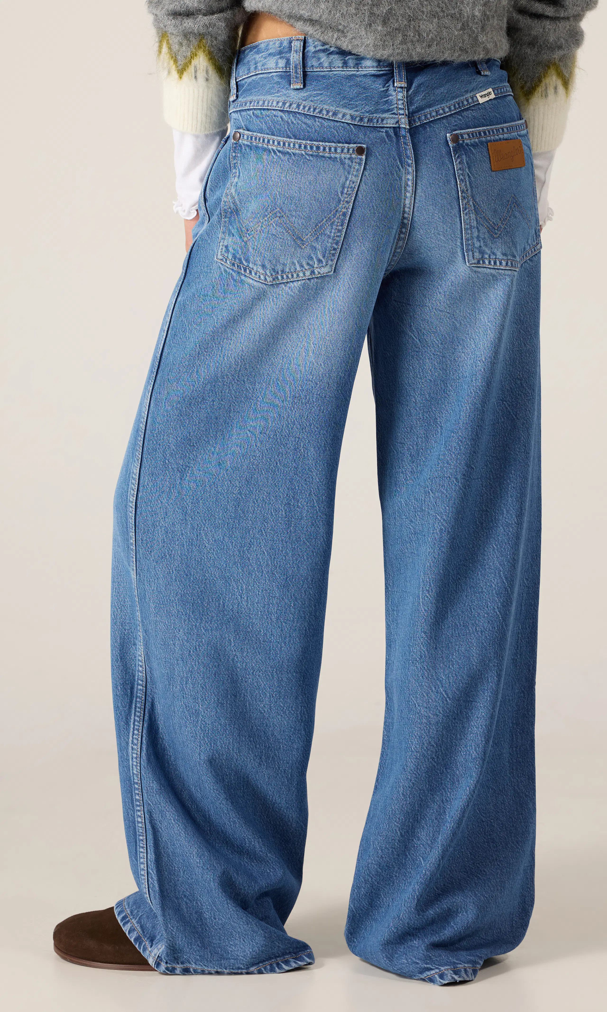World Wide Medium Blå Jeans. Back. Model.