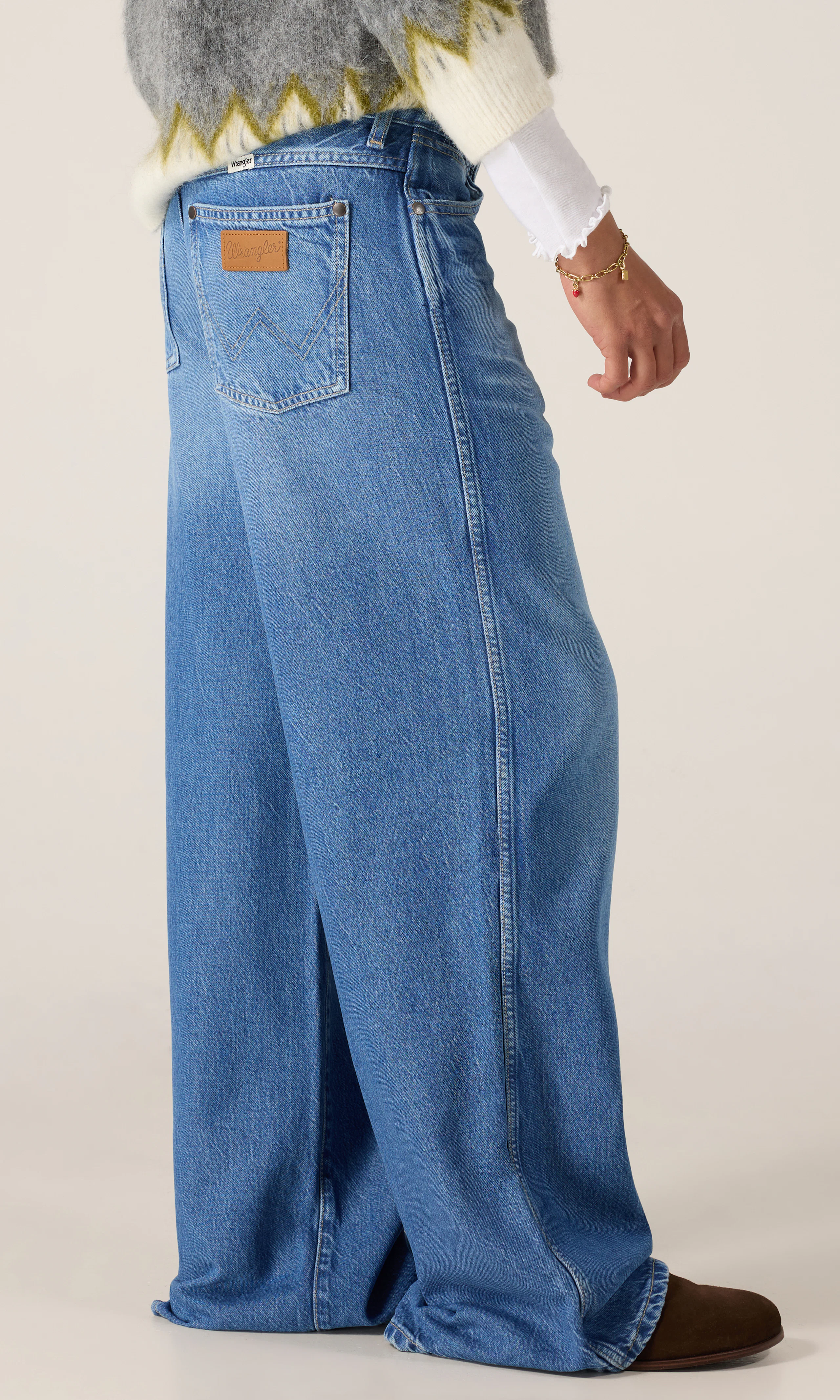 World Wide Medium Blå Jeans. Front 2. Model.