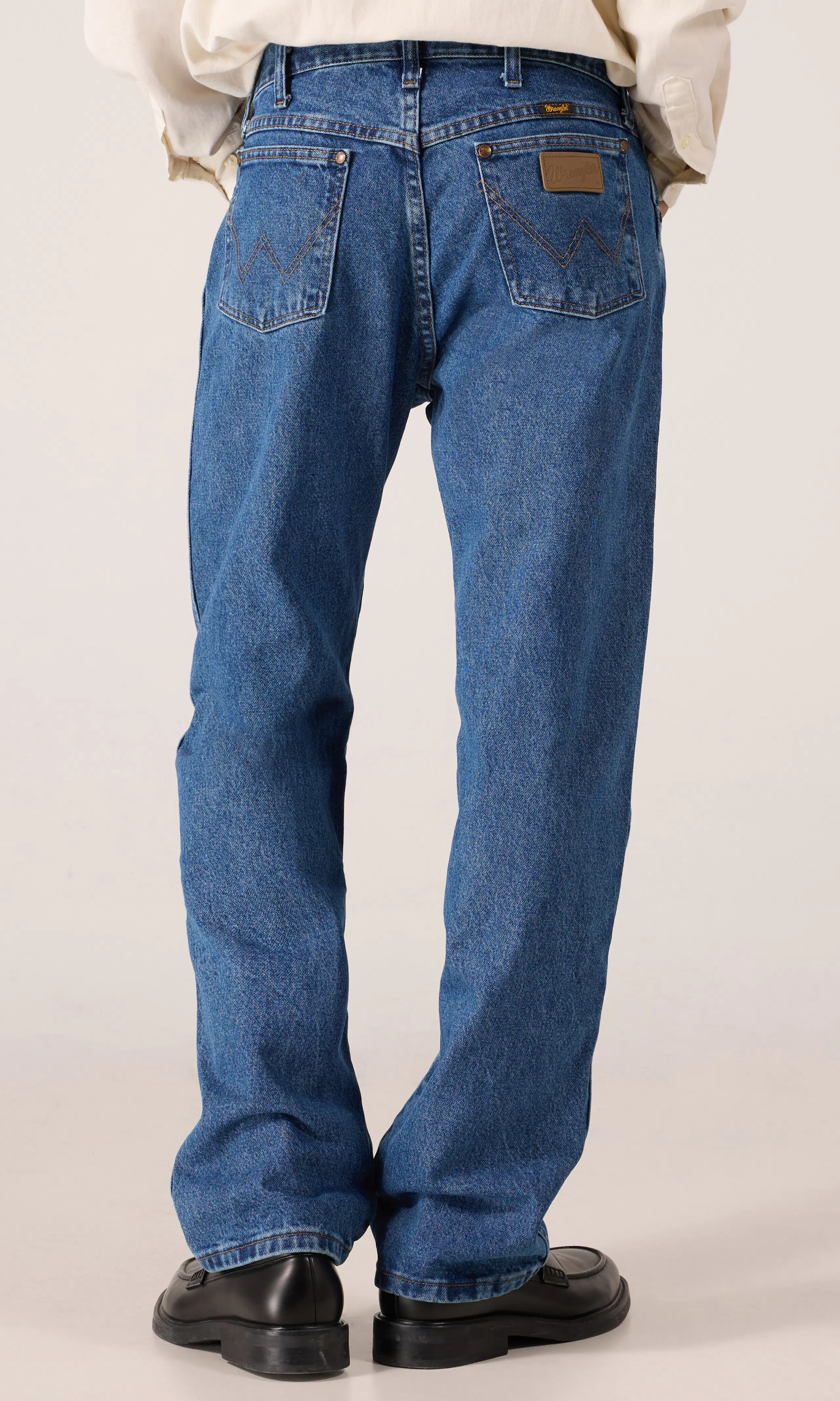 13MWZ Cowboy Cut® Medium Blå Jeans. Back. Model.
