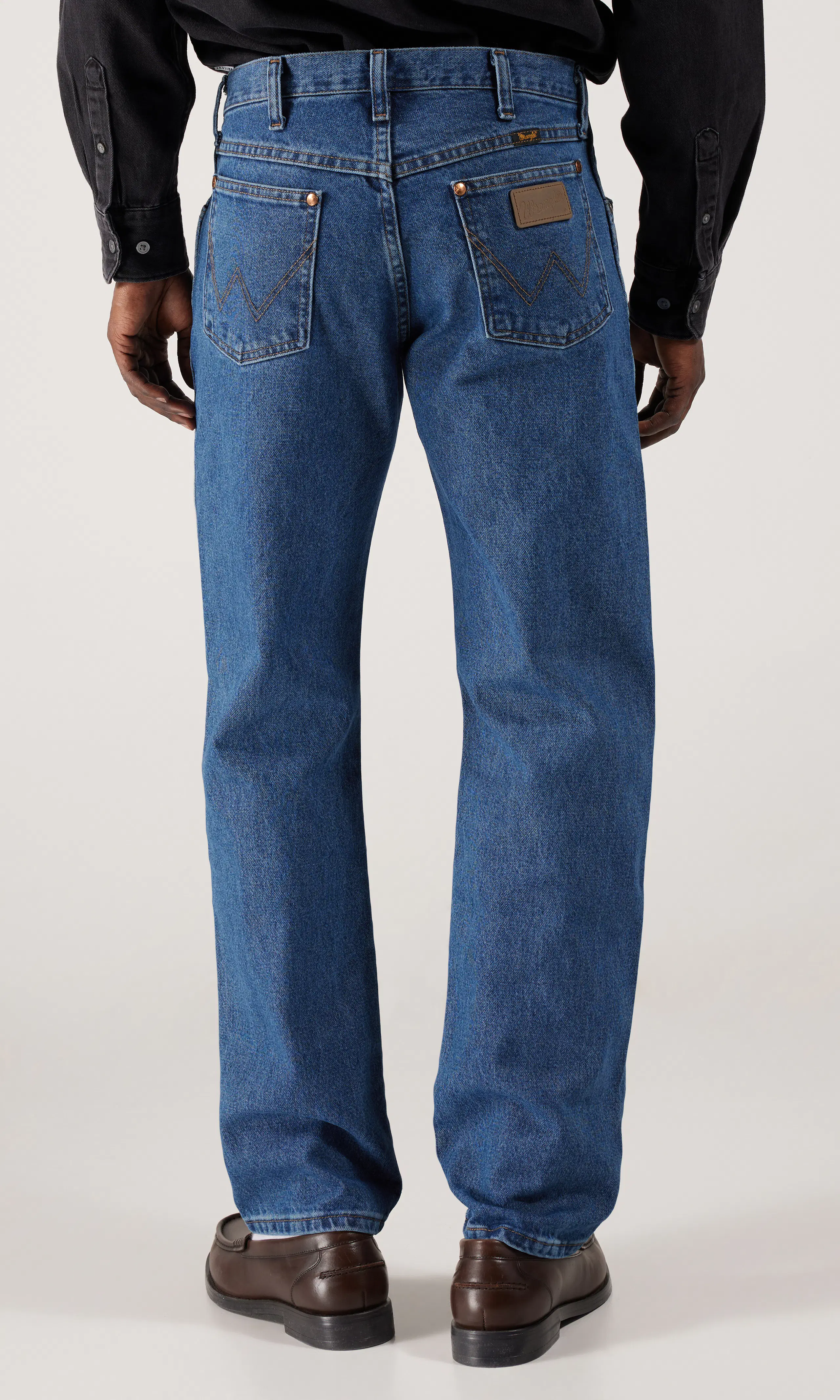 13MWZ Cowboy Cut® Medium Blå Jeans. Back. Model.