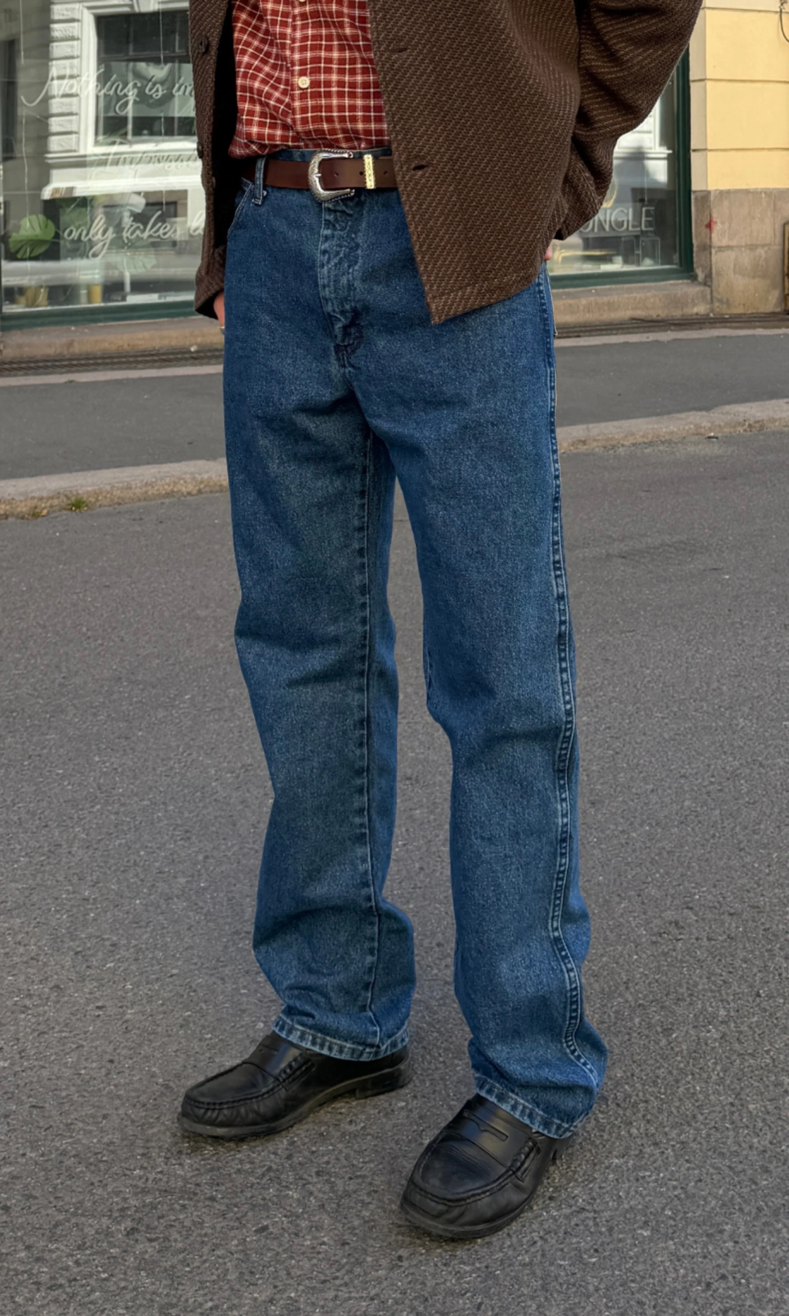 13MWZ Cowboy Cut® Medium Blå Jeans. Front. Model.