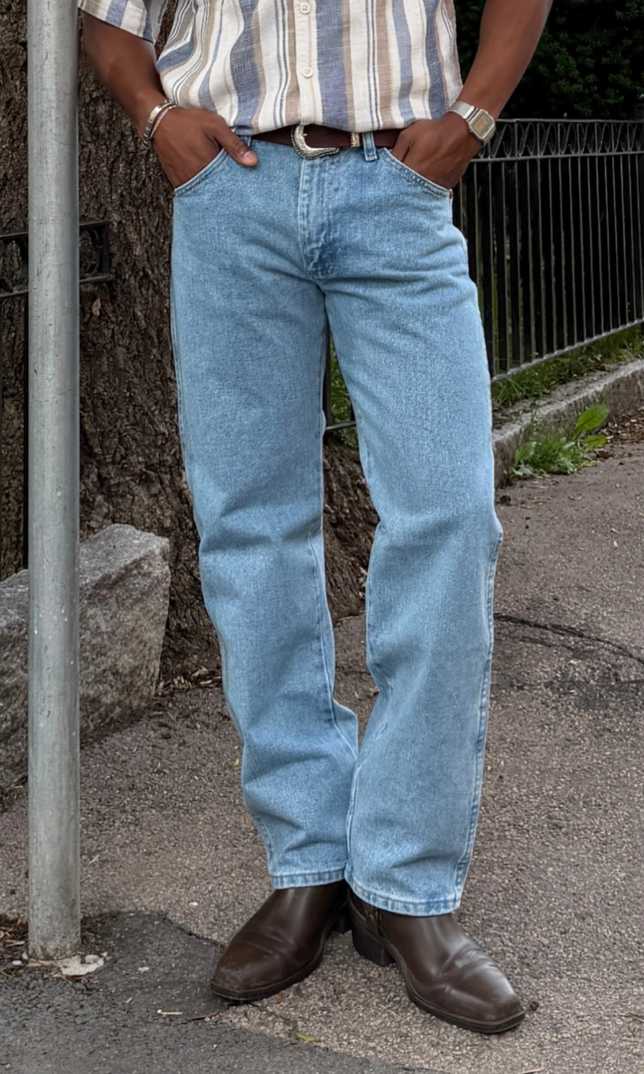 13MWZ Cowboy Cut® Medium Blå Jeans. Front. Model.