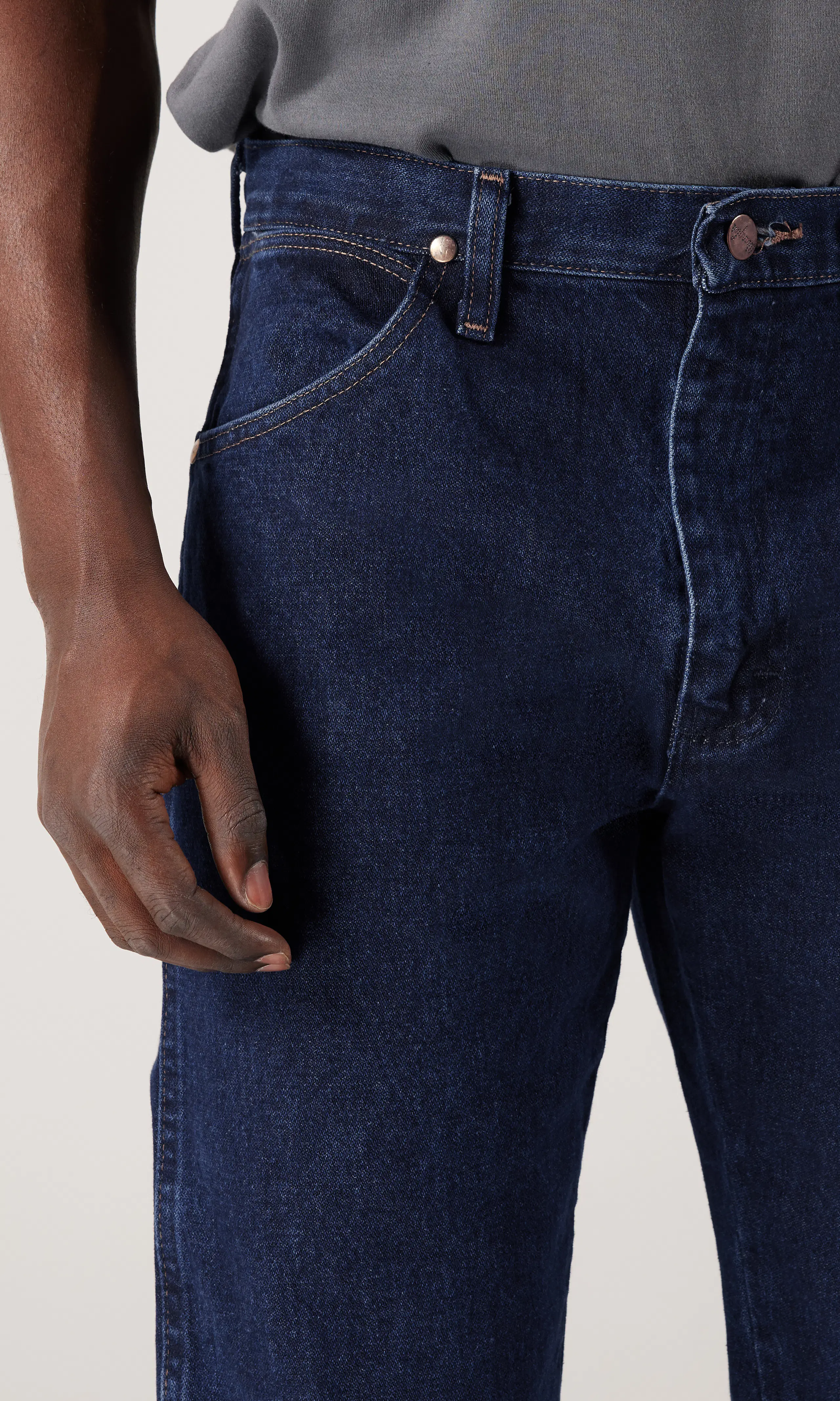 13MWZ Cowboy Cut® Mørk Blå Jeans. Detail 2. Model.