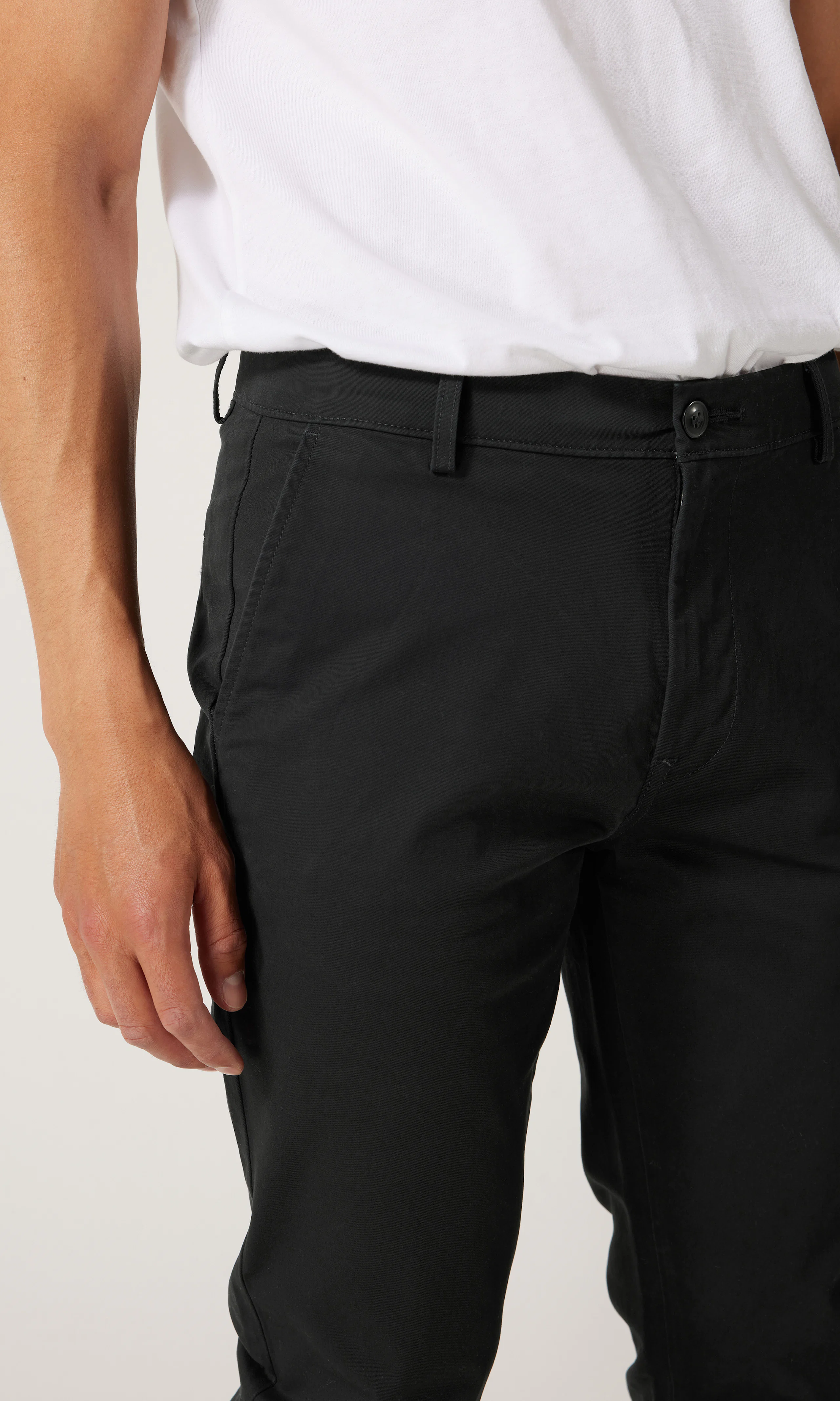 Slim Chino. Detail 2. Model.
