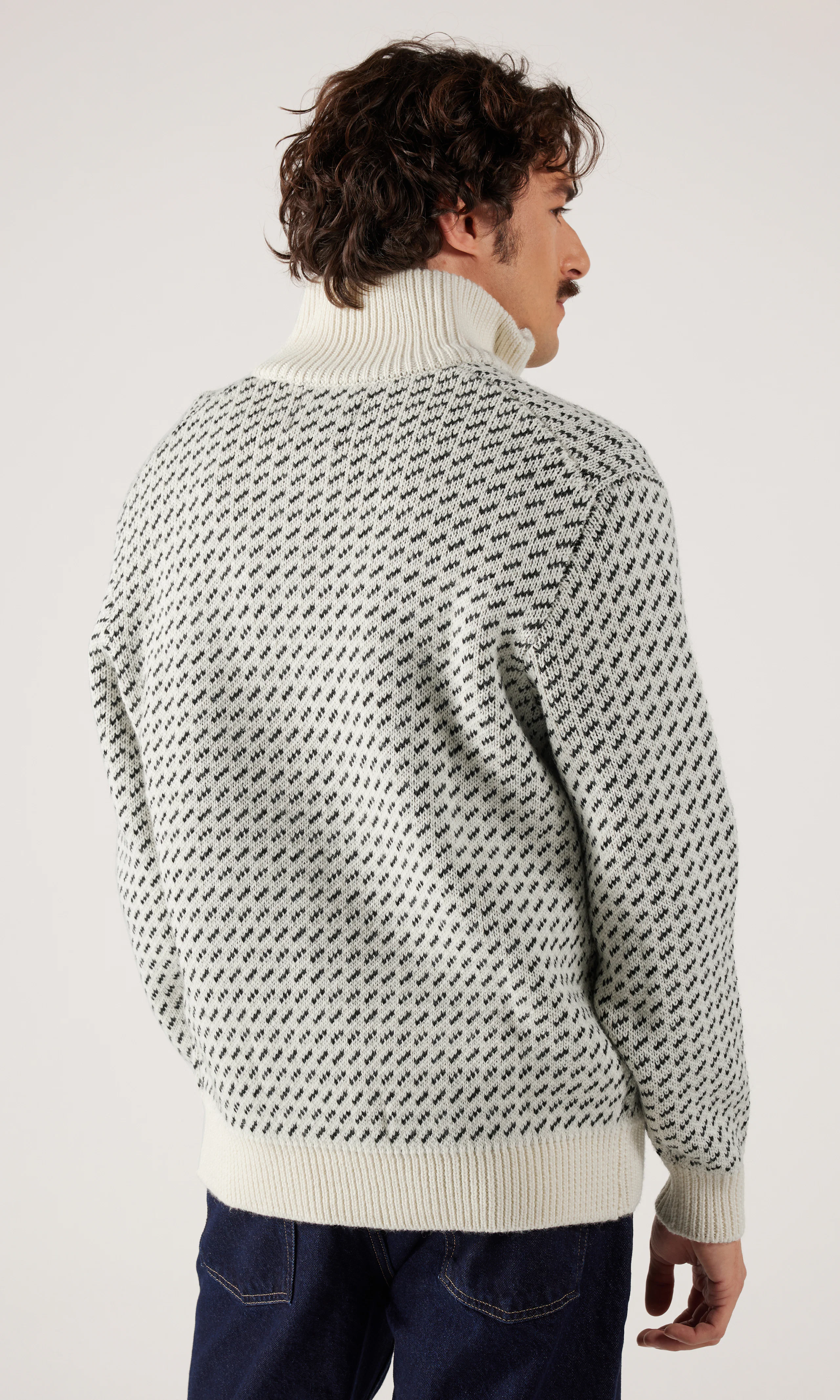 Bandit Half Zip Stickad Tröja. Back. Model.