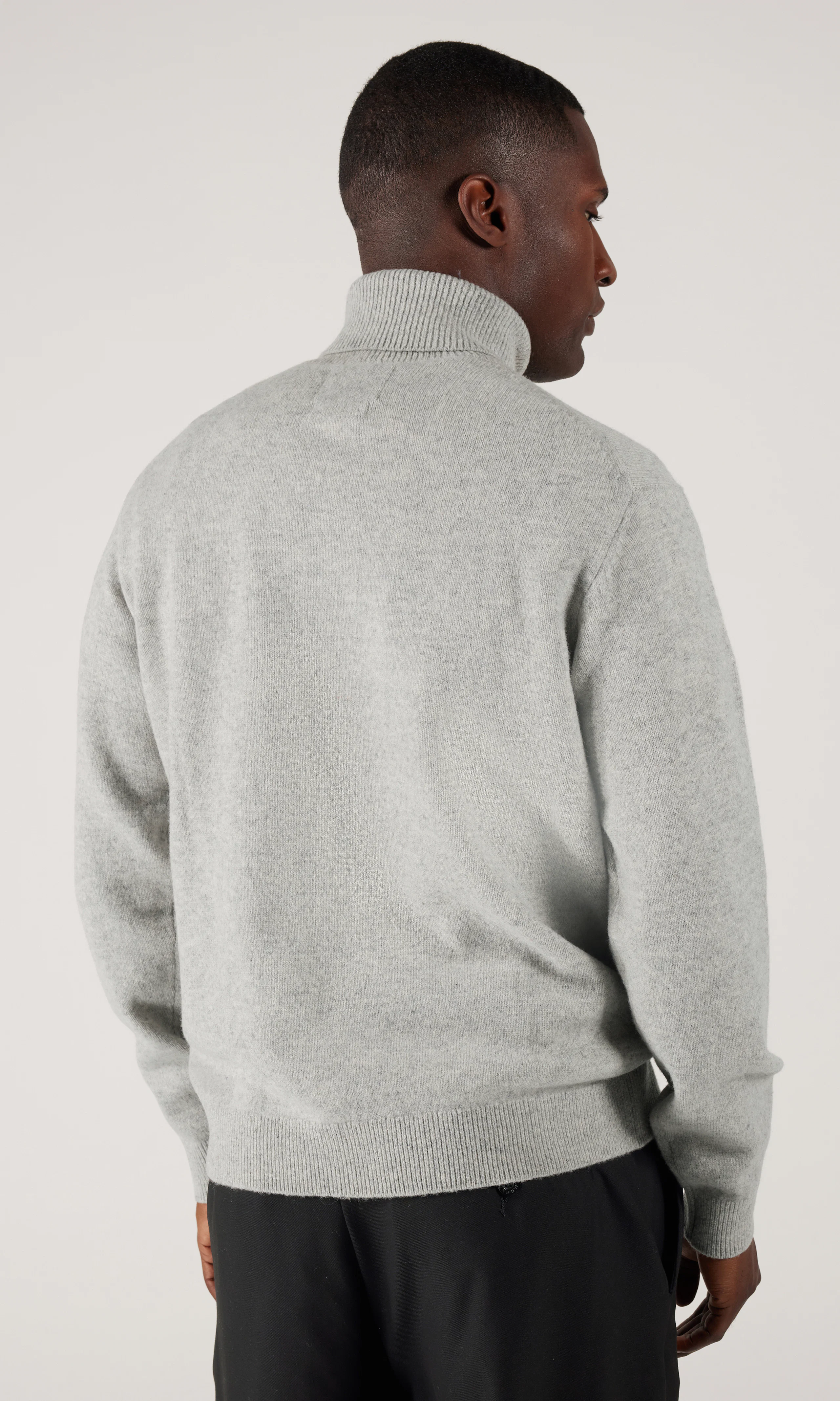 Merino Roll Pooloneule. Back. Model.