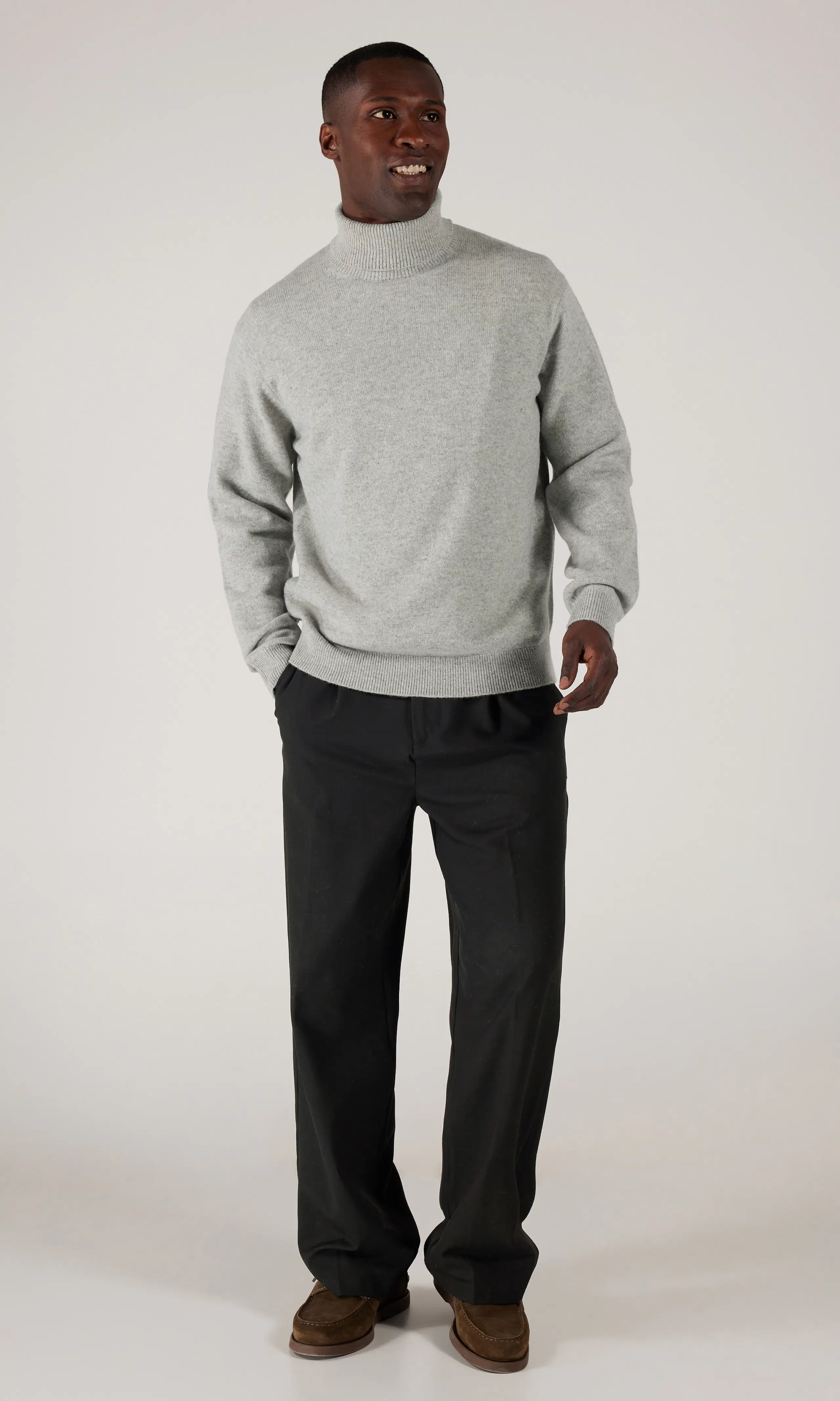 Merino Roll Pooloneule. Front 1. Model.