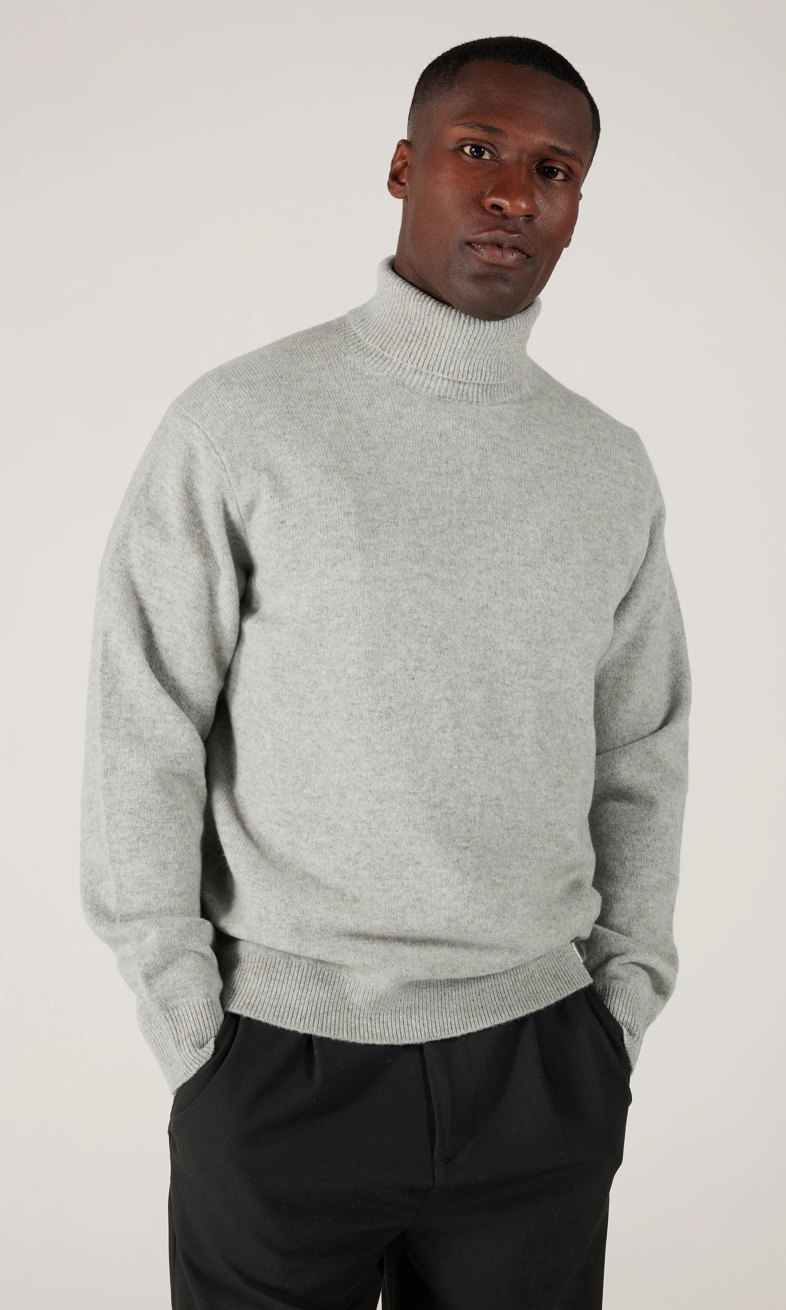 Merino Roll Pooloneule. Front. Model.